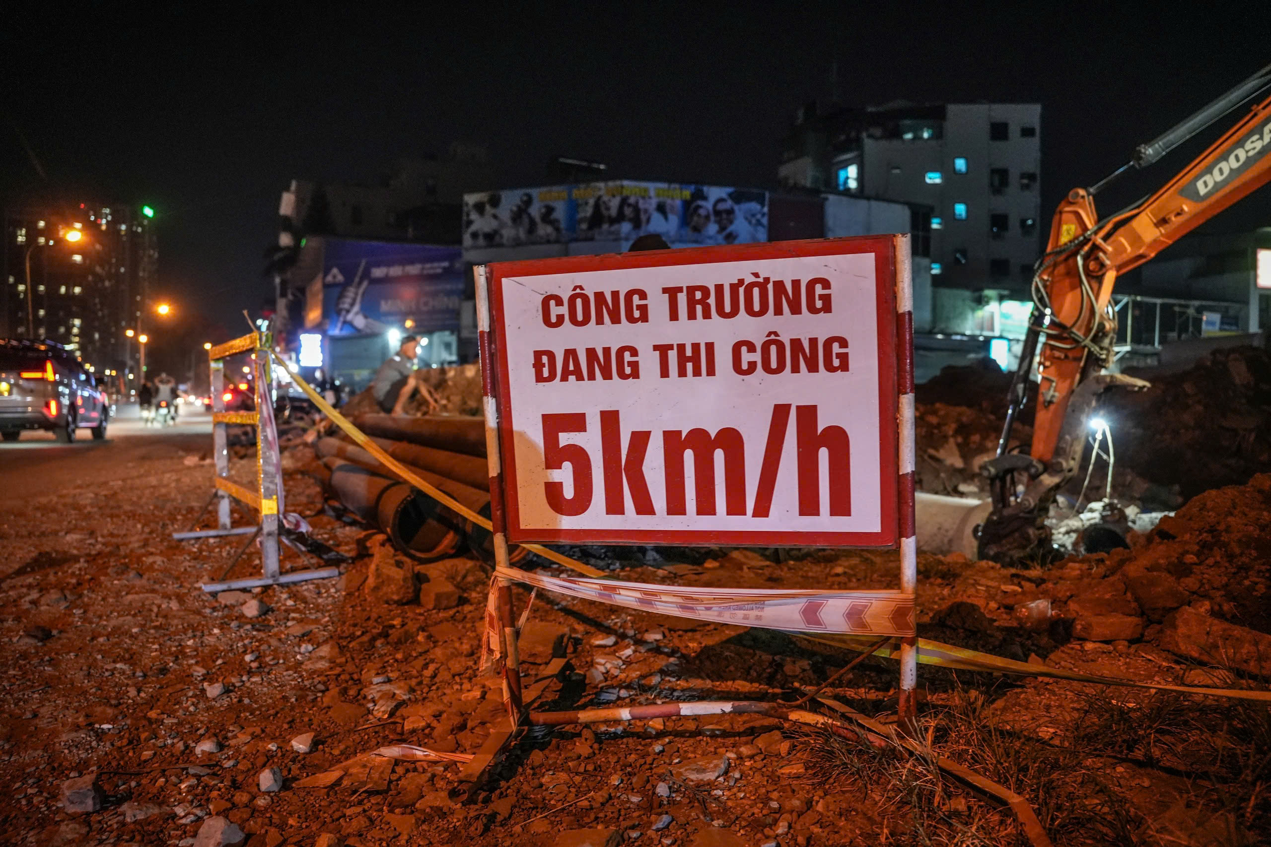 Đ&ecirc;m kh&ocirc;ng ngủ tr&ecirc;n c&ocirc;ng trường V&agrave;nh đai 2,5: Tất bật thi c&ocirc;ng đoạn Đầm Hồng - QL1A- Ảnh 5.