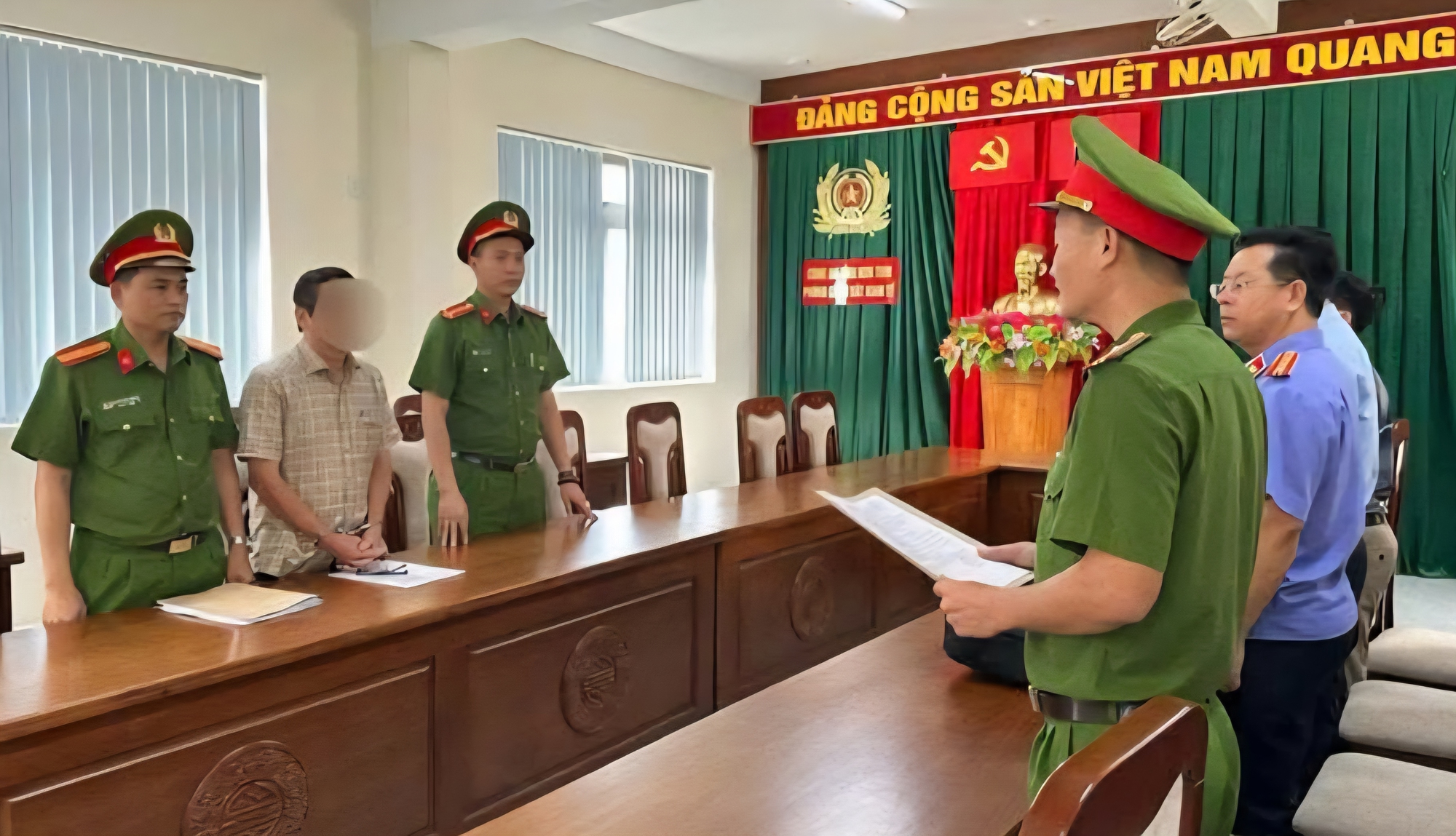 Bắt cựu chủ tịch phường ở Quảng Ng&atilde;i v&igrave; li&ecirc;n quan đến sai phạm đất đai- Ảnh 1.