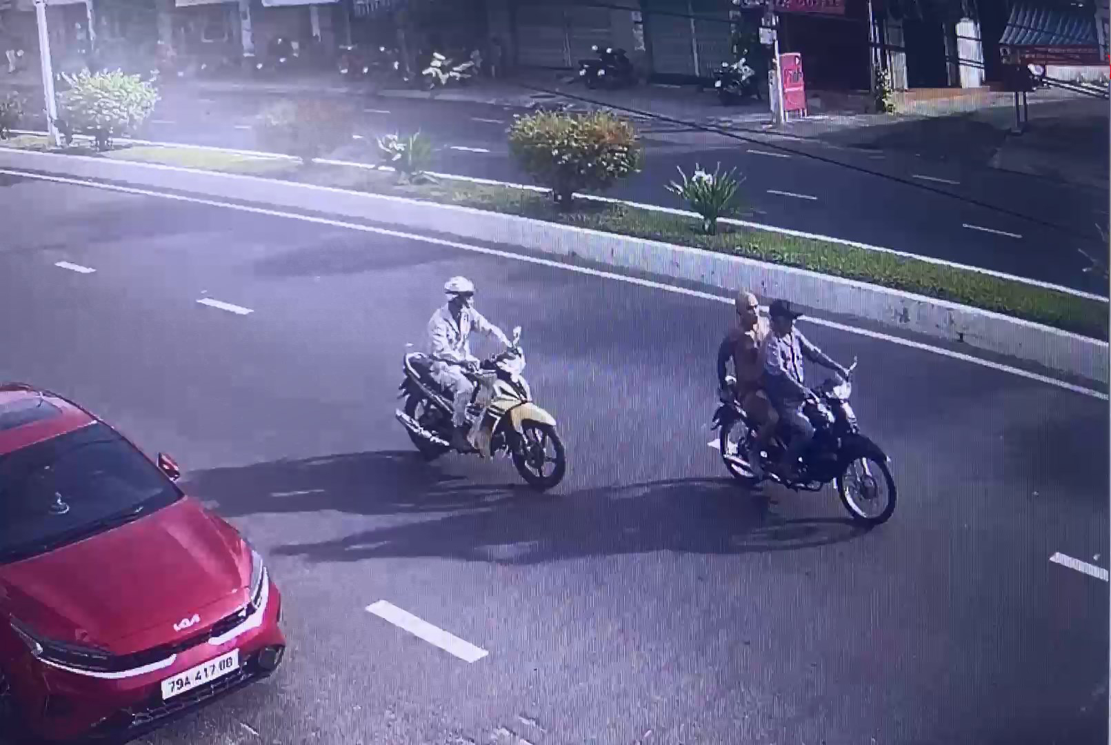 Dừng xe di chuyển h&ograve;n đ&aacute; tr&ecirc;n đường, người phụ nữ bị cướp d&acirc;y chuyền v&agrave;ng- Ảnh 1.