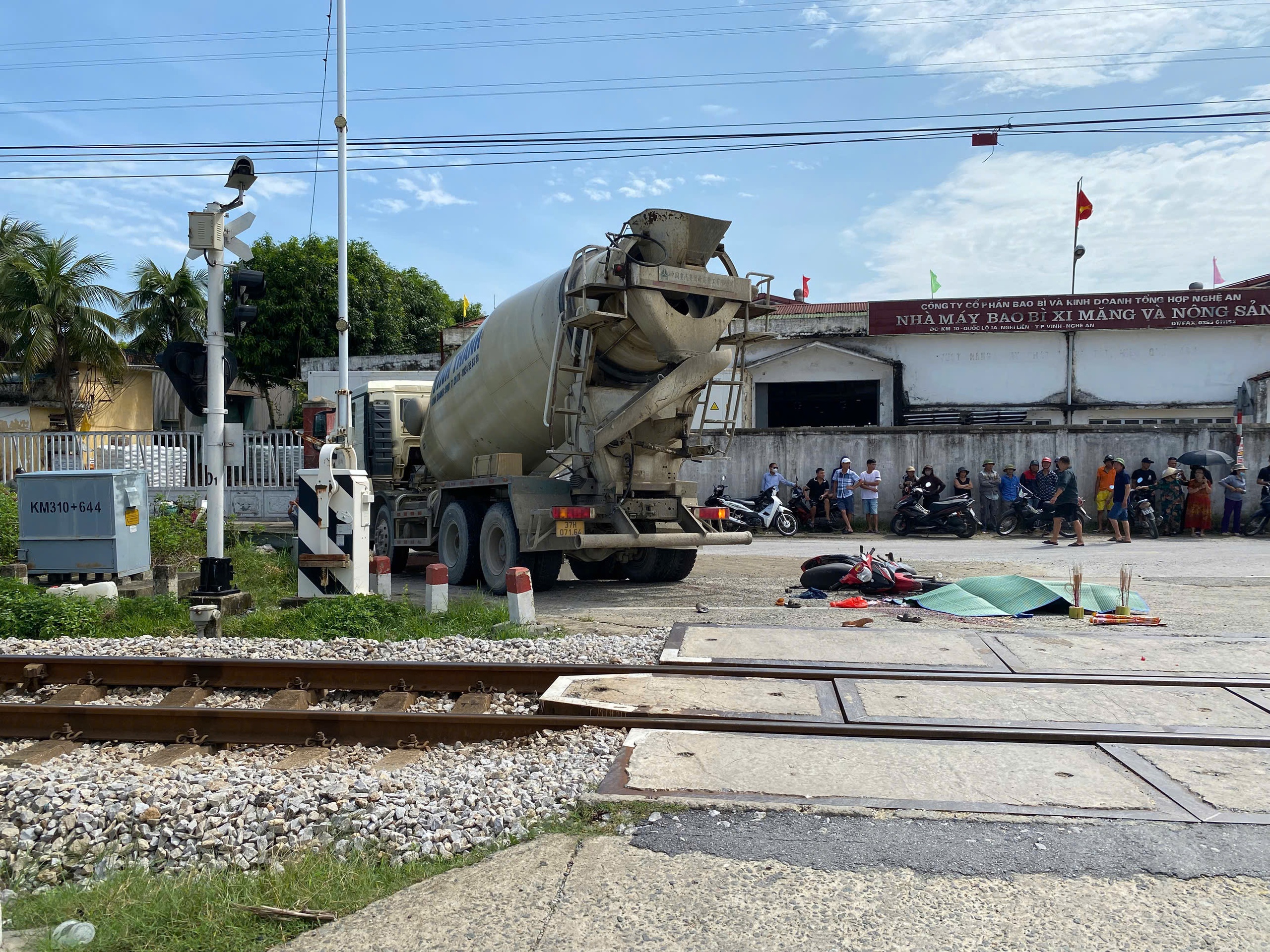 Xe bồn va chạm xe m&aacute;y, hai phụ nữ tử vong- Ảnh 1.