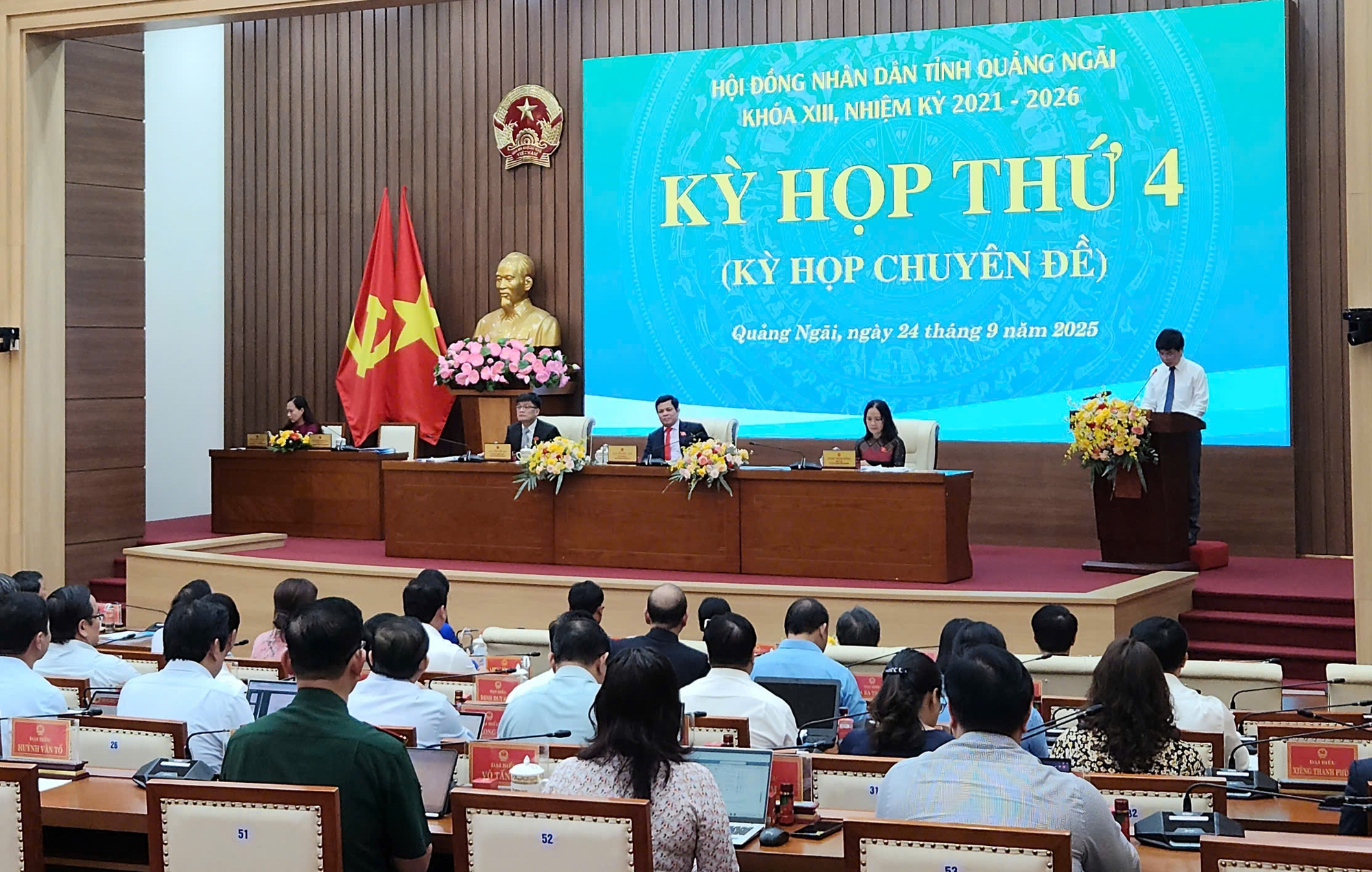 Hai b&iacute; thư x&atilde; được bầu l&agrave;m Ph&oacute; chủ tịch UBND tỉnh Quảng Ng&atilde;i- Ảnh 1.