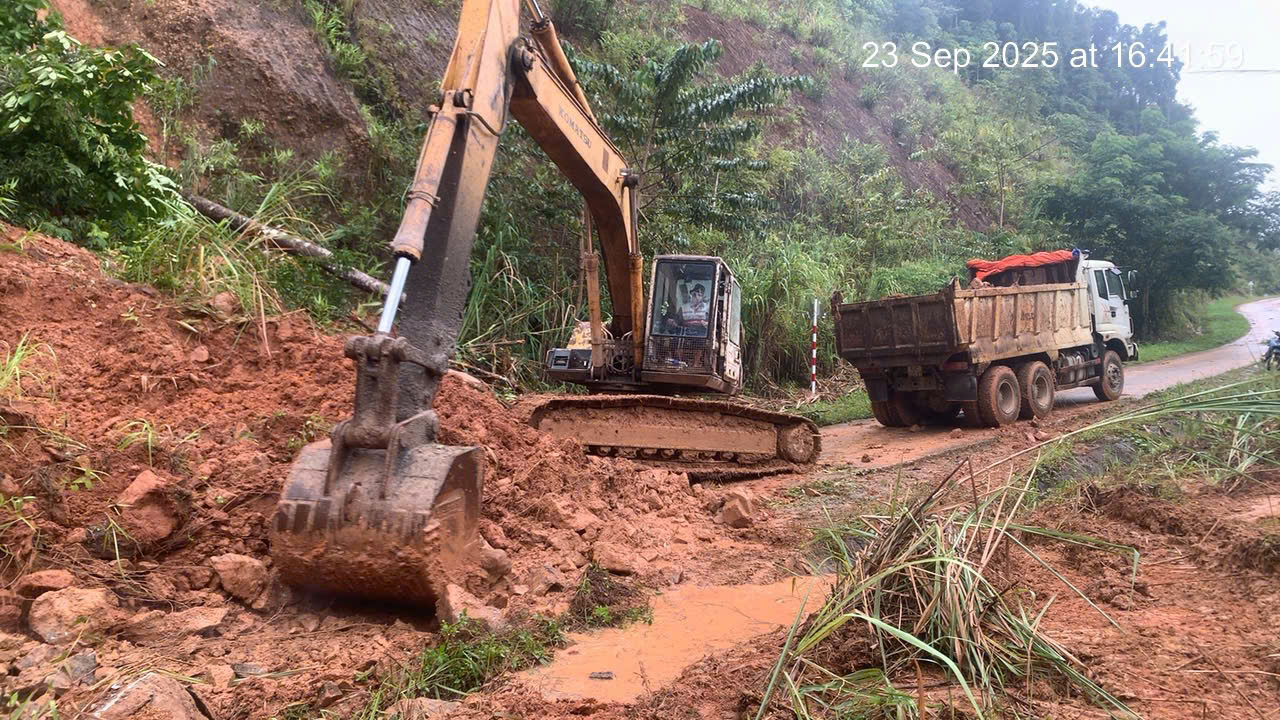 Quảng Ng&atilde;i nỗ lực th&ocirc;ng xe sau sạt lở n&uacute;i c&ocirc; lập x&atilde; bi&ecirc;n giới- Ảnh 2.