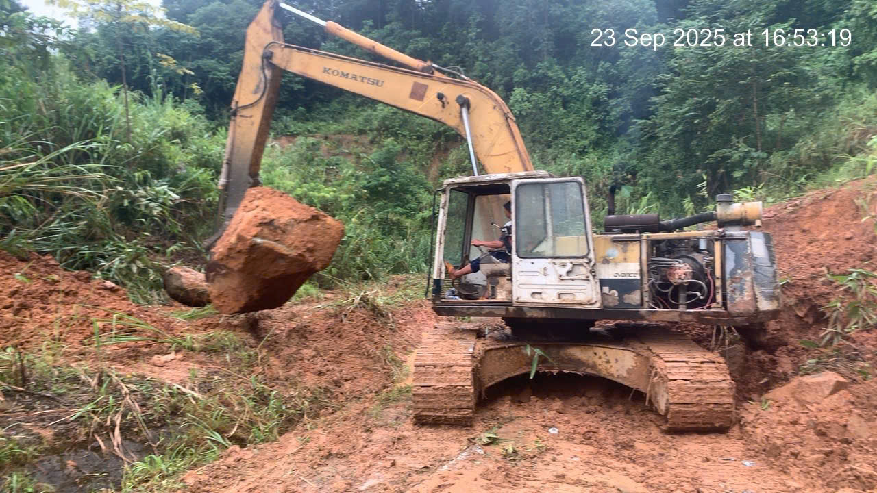 Quảng Ng&atilde;i nỗ lực th&ocirc;ng xe sau sạt lở n&uacute;i c&ocirc; lập x&atilde; bi&ecirc;n giới- Ảnh 1.