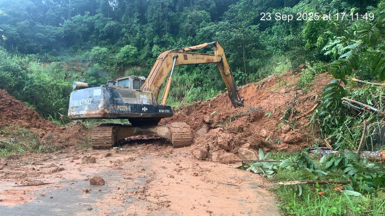 Quảng Ng&atilde;i nỗ lực th&ocirc;ng xe sau sạt lở n&uacute;i c&ocirc; lập x&atilde; bi&ecirc;n giới- Ảnh 4.