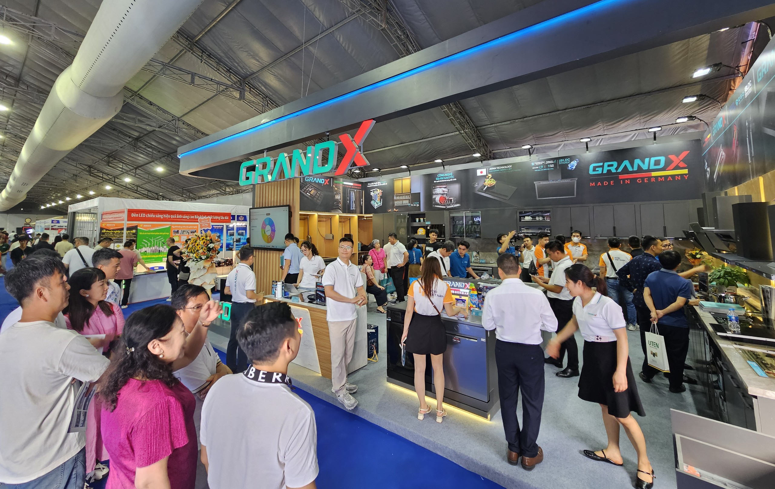 Hơn 1.000 gian hàng góp mặt tại triển lãm Vietbuild Hà Nội 2025- Ảnh 6. Hơn 1.000 gian hàng góp mặt tại triển lãm Vietbuild Hà Nội 2025- Ảnh 6.