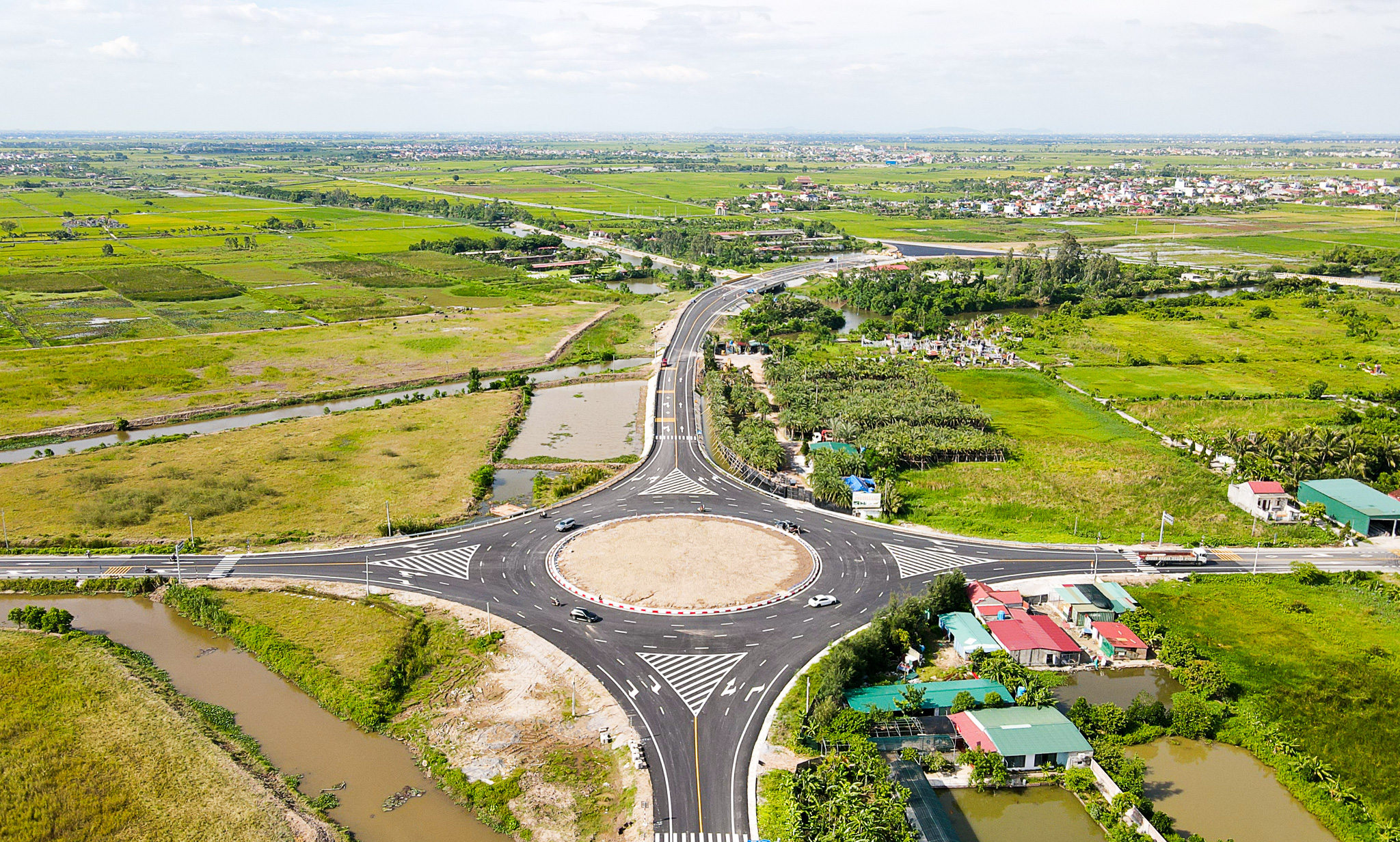 Chạy nước r&uacute;t thi c&ocirc;ng tuyến đường bộ ven biển Hưng Y&ecirc;n gần 5.000 tỷ đồng- Ảnh 1.