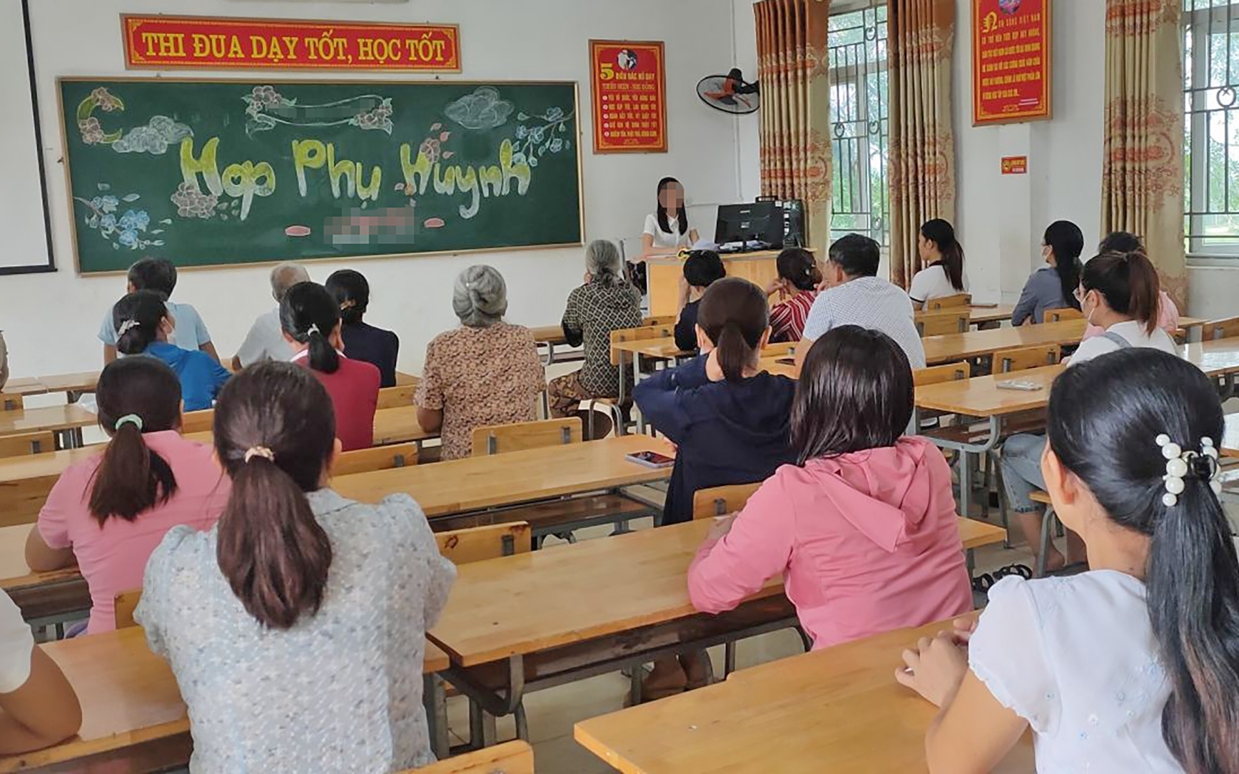 TP.HCM chi hơn 2.600 tỷ đồng hỗ trợ học phí năm học 2025-2026- Ảnh 3. Miễn học phí, phụ huynh vẫn canh cánh với lạm thu