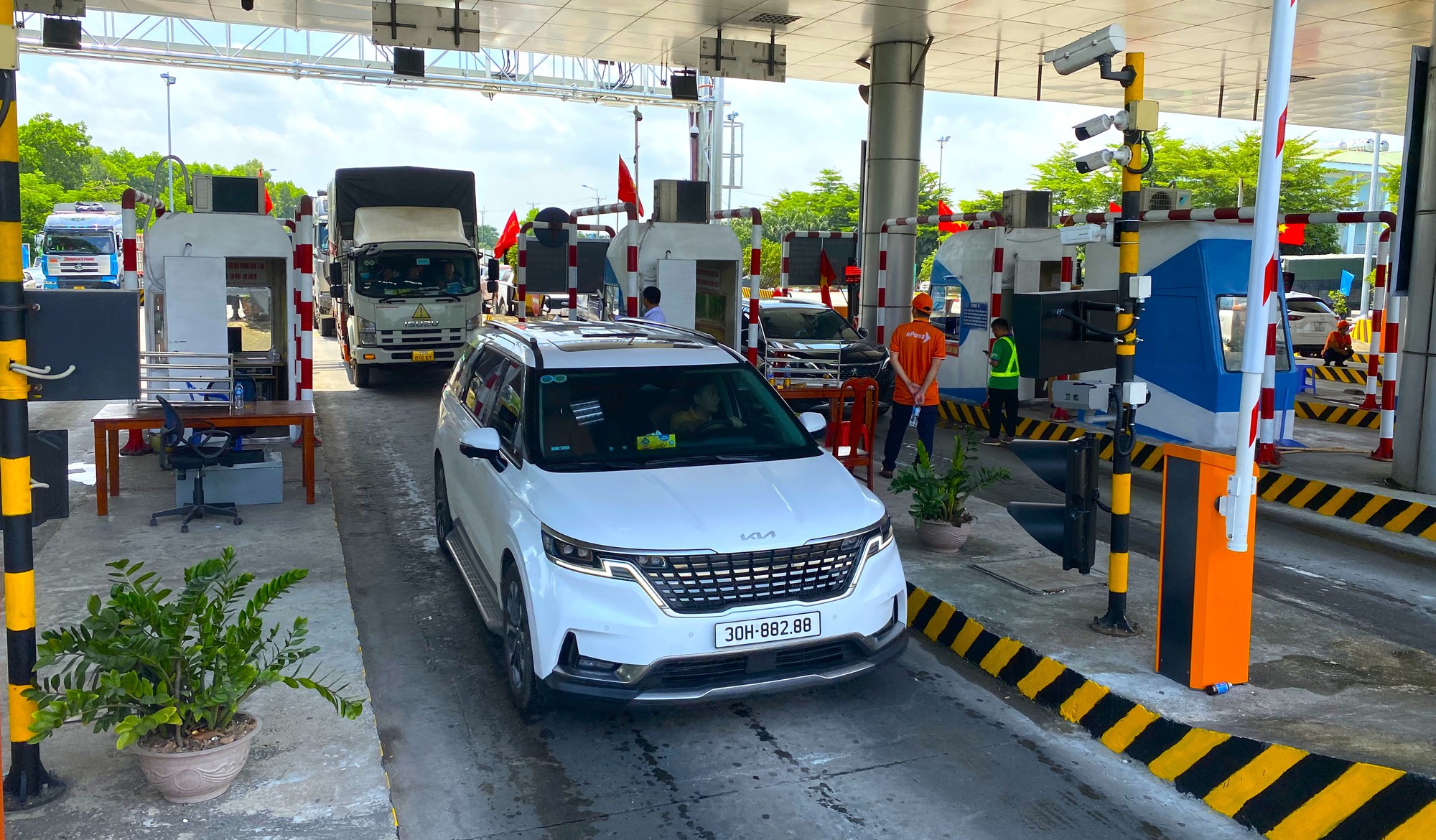 Vẫn c&ograve;n 2,8 triệu xe &ocirc; t&ocirc; chưa chuyển đổi t&agrave;i khoản thu ph&iacute;- Ảnh 2.