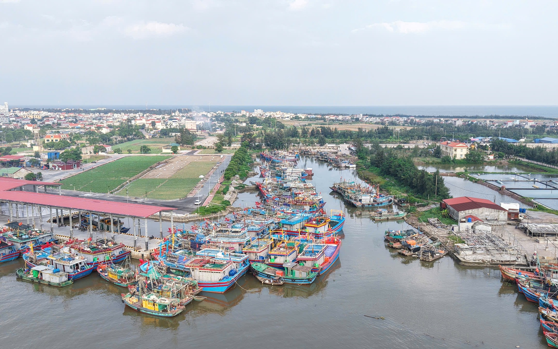 Ninh B&igrave;nh: T&agrave;u thuyền nối đu&ocirc;i nhau v&agrave;o cảng tr&aacute;nh b&atilde;o Ragasa