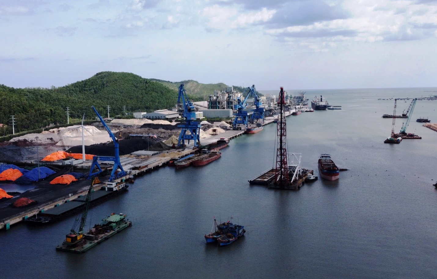 Sản lượng h&agrave;ng h&oacute;a th&ocirc;ng qua cảng biển Thanh H&oacute;a tăng trưởng mạnh- Ảnh 1.