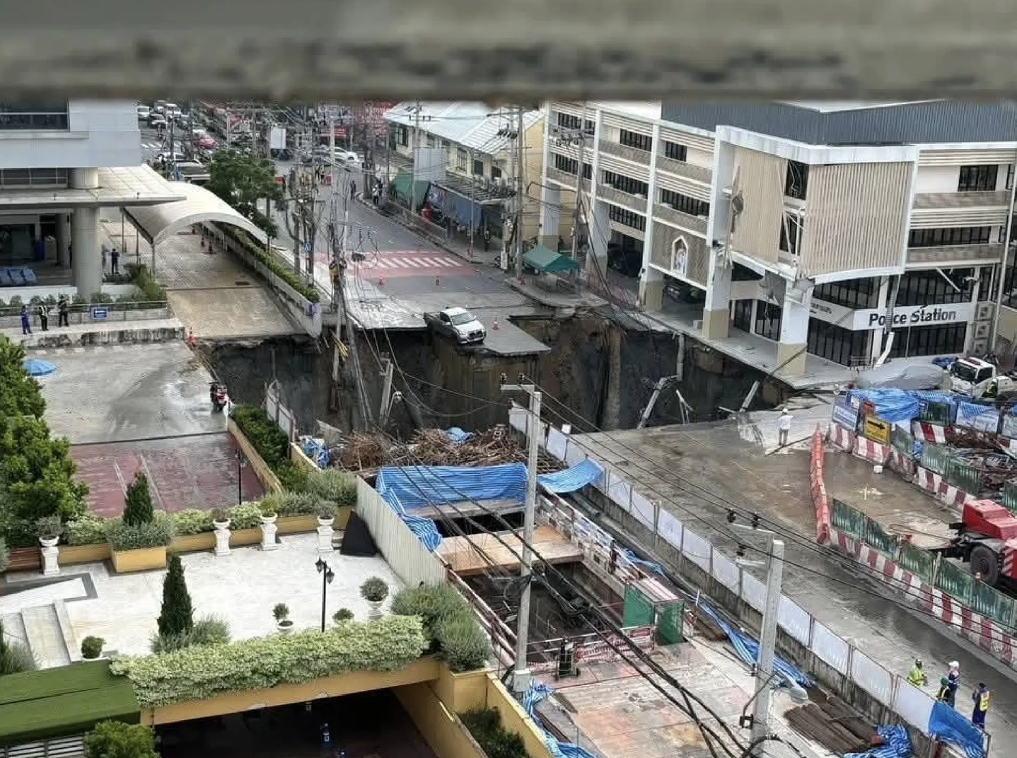 Hố tử thần s&acirc;u 50m xuất hiện tr&ecirc;n đường phố Bangkok- Ảnh 3.