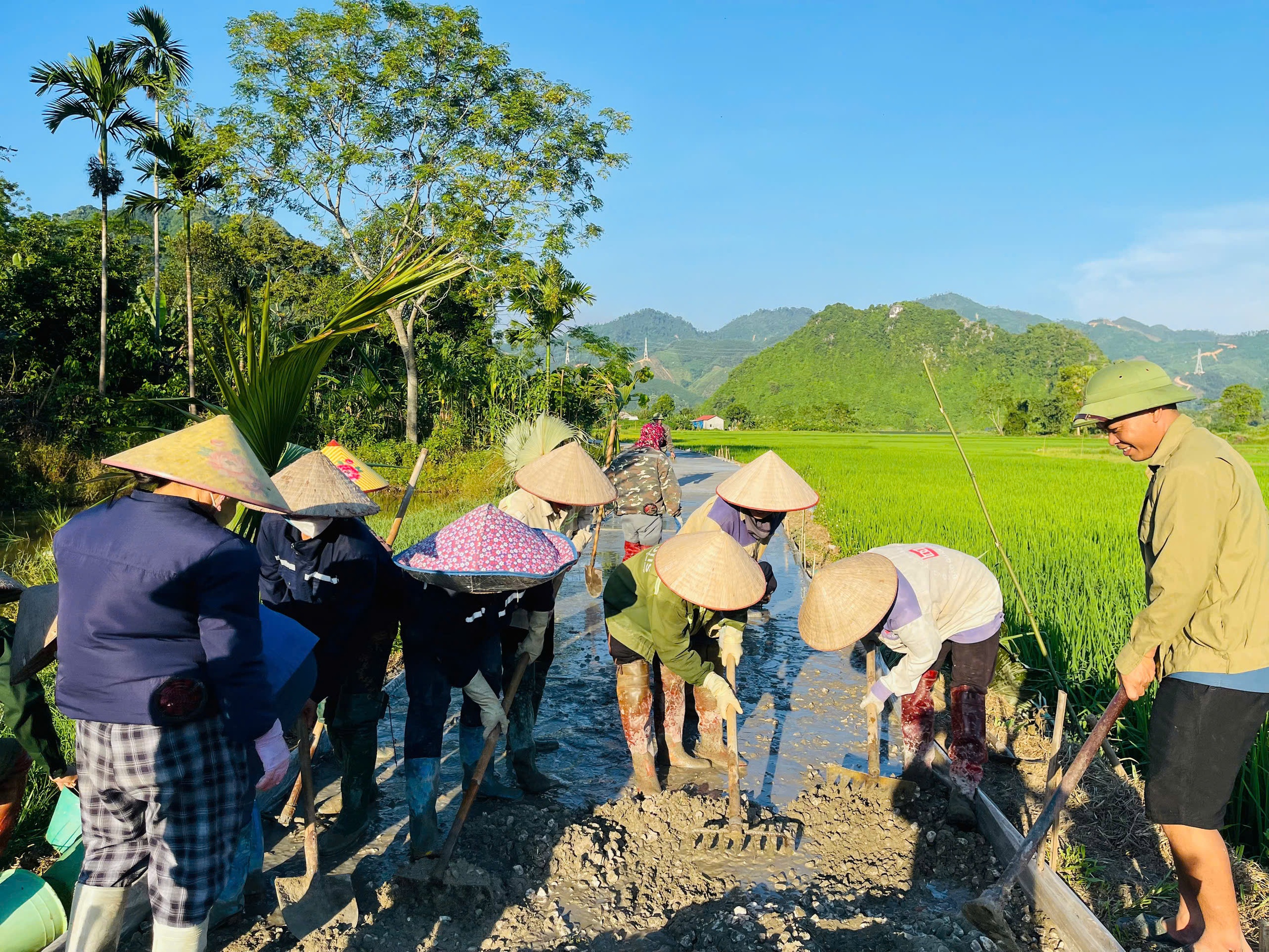Chung sức chung l&ograve;ng ki&ecirc;n cố h&oacute;a đường b&ecirc; t&ocirc;ng ở L&agrave;o Cai- Ảnh 2.