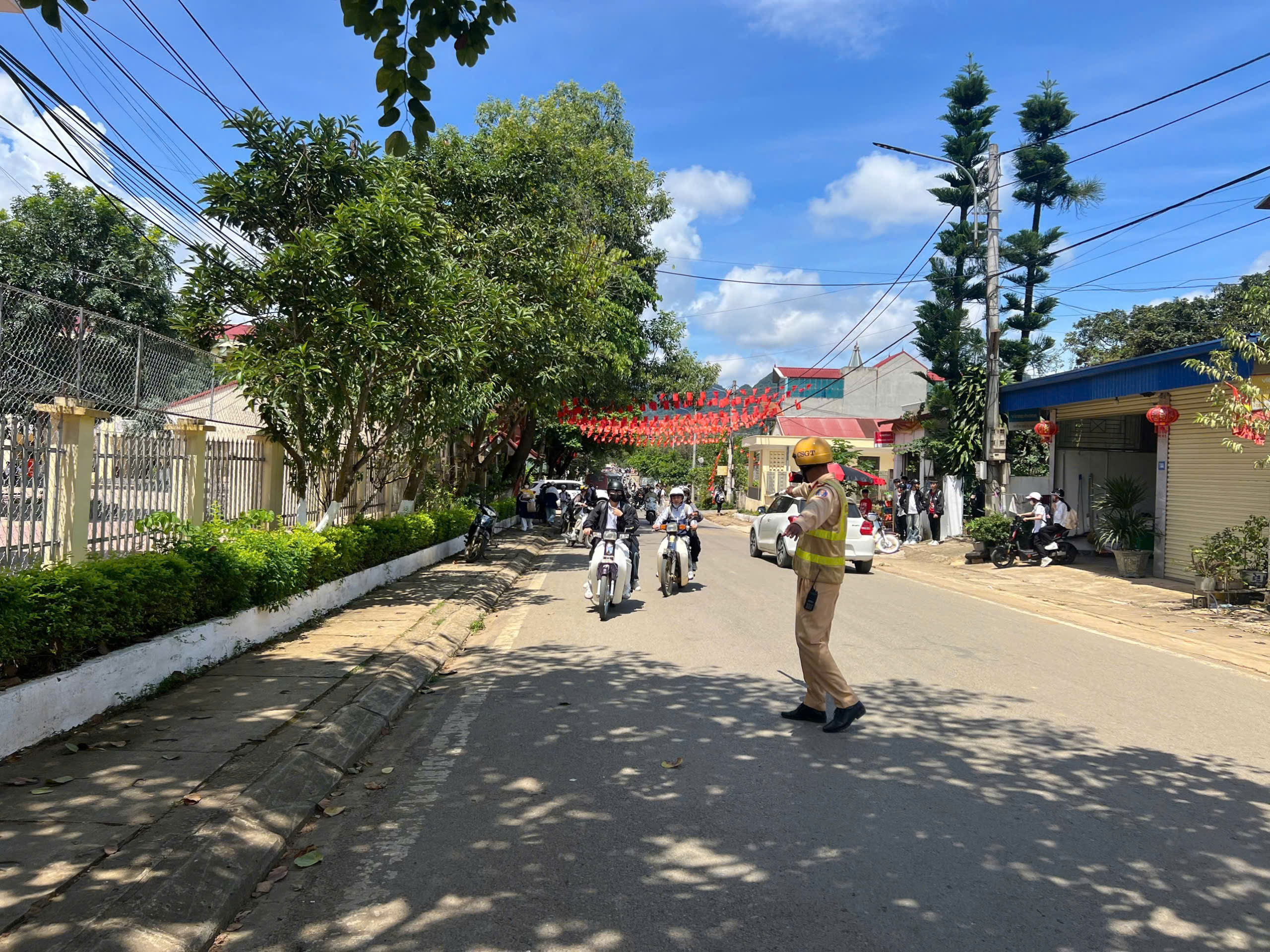 Cảnh s&aacute;t giao th&ocirc;ng Sơn La giữ an to&agrave;n cho học tr&ograve; từ ng&agrave;y đầu năm học mới- Ảnh 5.