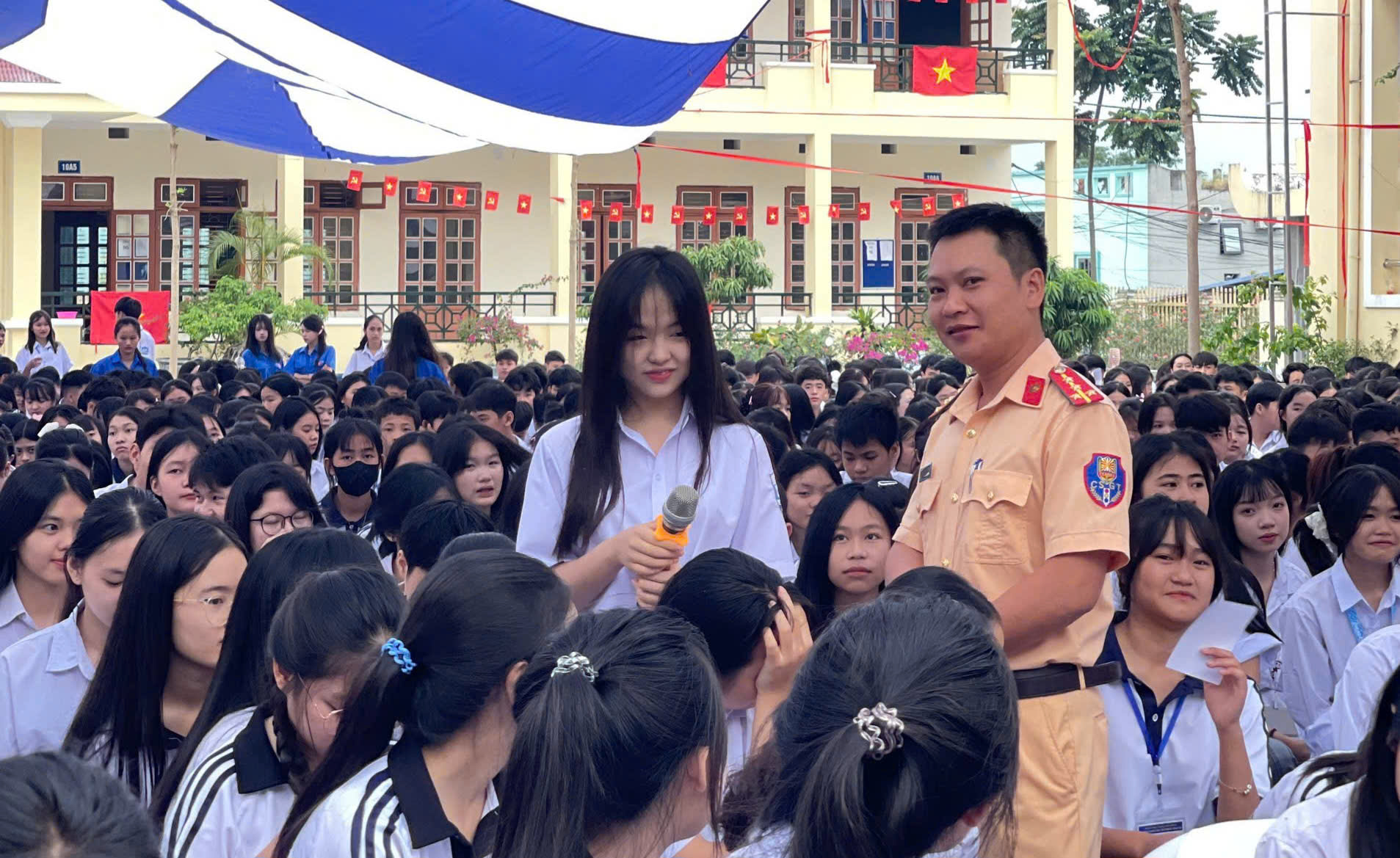 Cảnh s&aacute;t giao th&ocirc;ng Sơn La giữ an to&agrave;n cho học tr&ograve; từ ng&agrave;y đầu năm học mới- Ảnh 10.