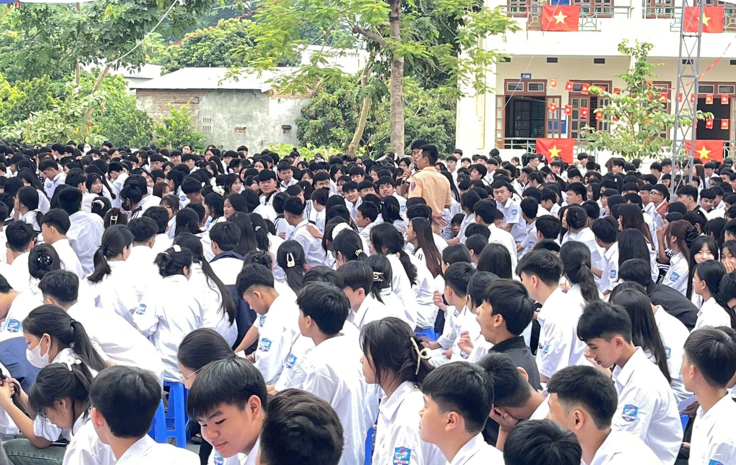 Cảnh s&aacute;t giao th&ocirc;ng Sơn La giữ an to&agrave;n cho học tr&ograve; từ ng&agrave;y đầu năm học mới- Ảnh 11.
