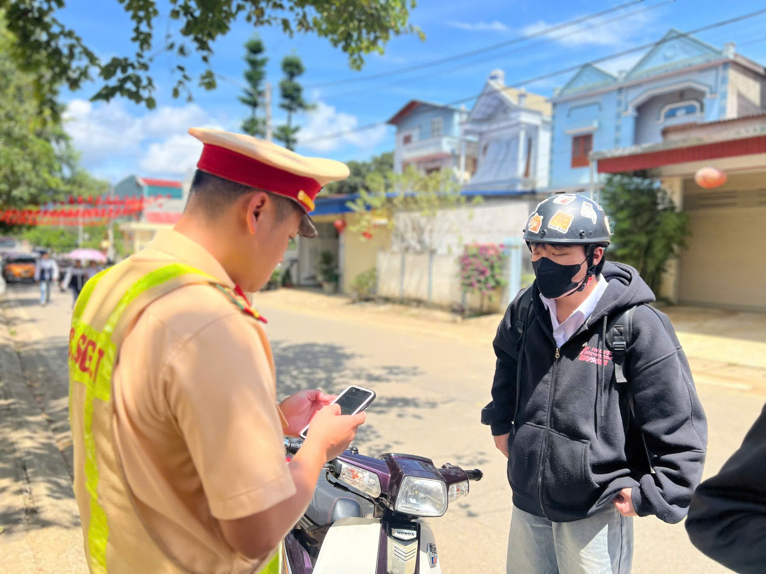 Cảnh s&aacute;t giao th&ocirc;ng Sơn La giữ an to&agrave;n cho học tr&ograve; từ ng&agrave;y đầu năm học mới- Ảnh 8.