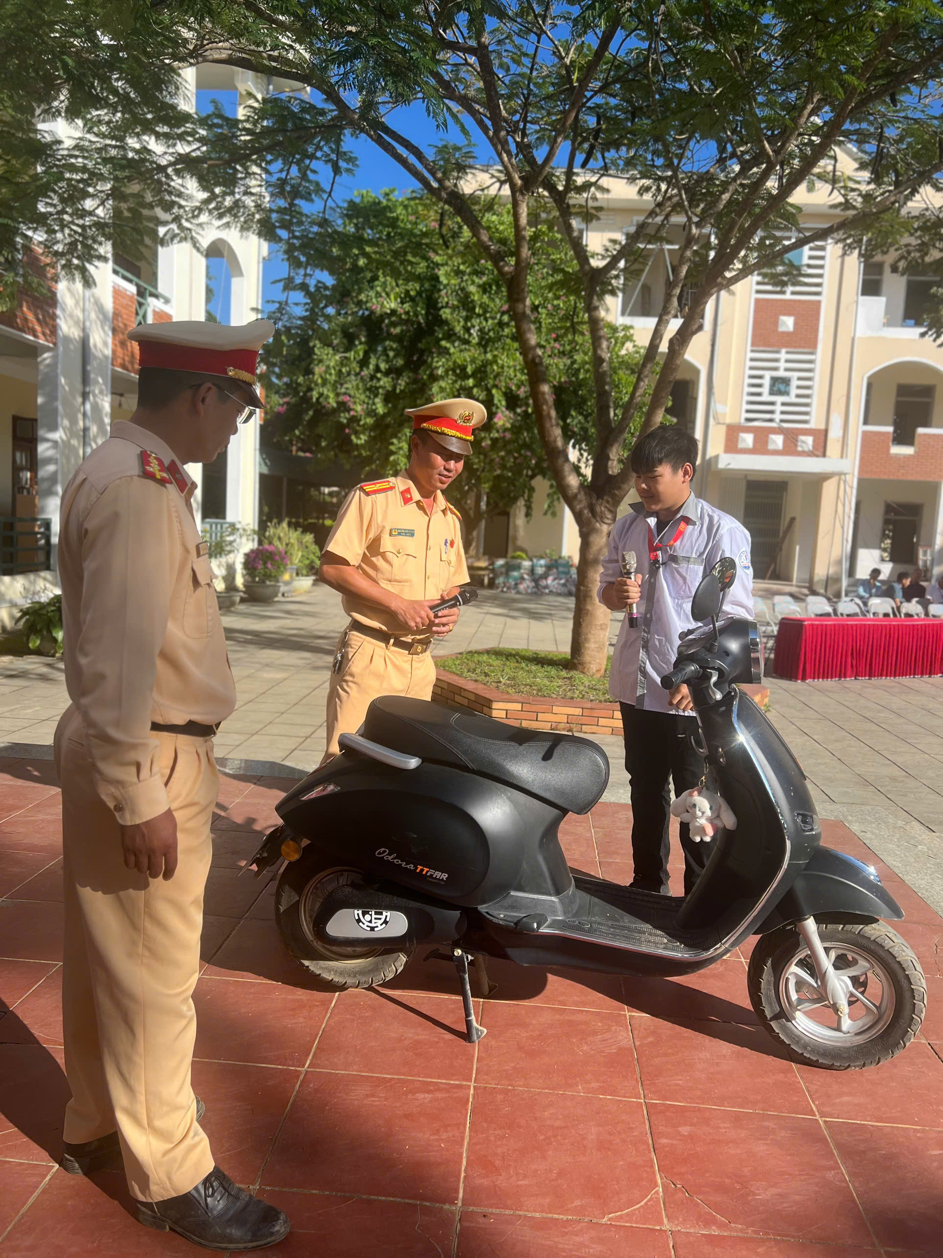 Cảnh s&aacute;t giao th&ocirc;ng Sơn La giữ an to&agrave;n cho học tr&ograve; từ ng&agrave;y đầu năm học mới- Ảnh 2.