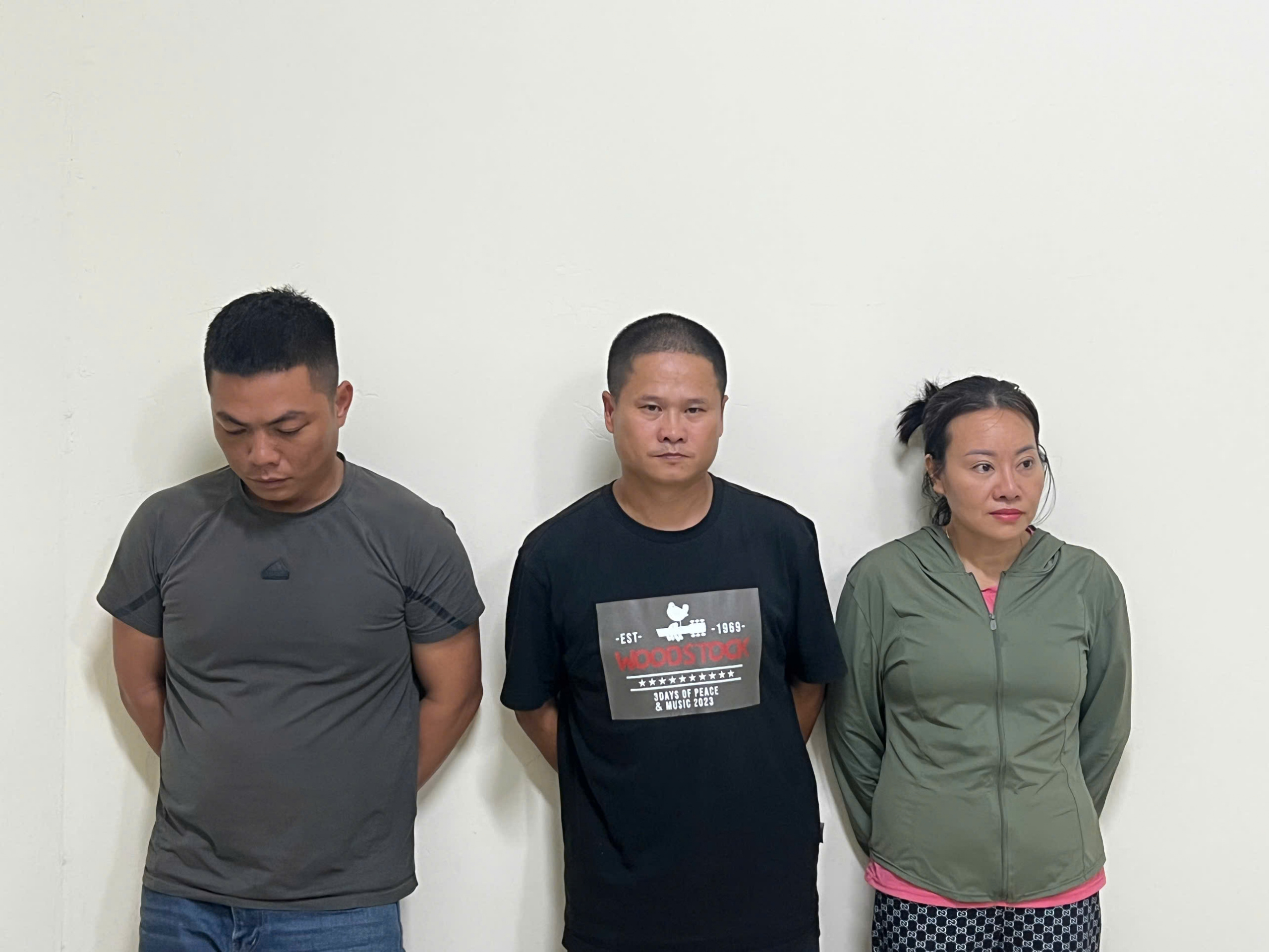 Bắt vợ chồng gi&aacute;m đốc v&agrave; t&agrave;i xế xả trộm chất thải bể phốt xuống s&ocirc;ng T&ocirc; Lịch- Ảnh 1.