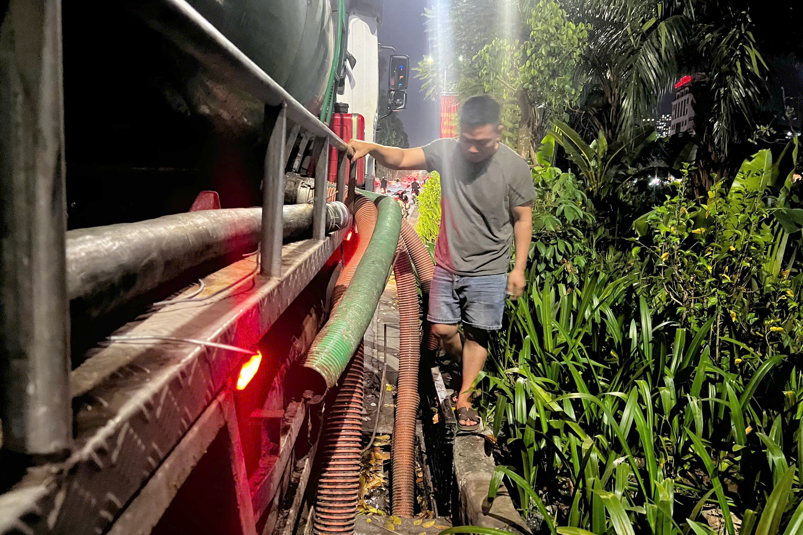 Bắt vợ chồng gi&aacute;m đốc v&agrave; t&agrave;i xế xả trộm chất thải bể phốt xuống s&ocirc;ng T&ocirc; Lịch- Ảnh 2.