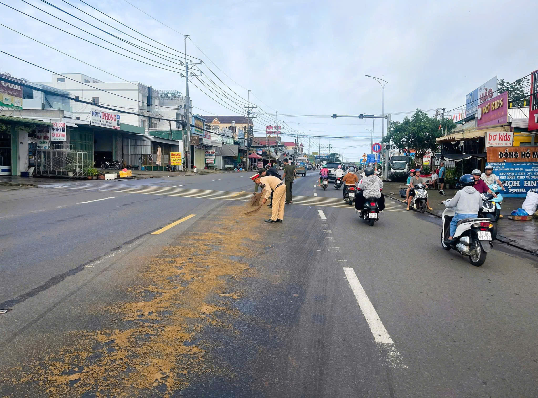 CSGT Đồng Nai kịp thời xử l&yacute; vệt nhớt loang trơn trượt tr&ecirc;n quốc lộ 20- Ảnh 2.