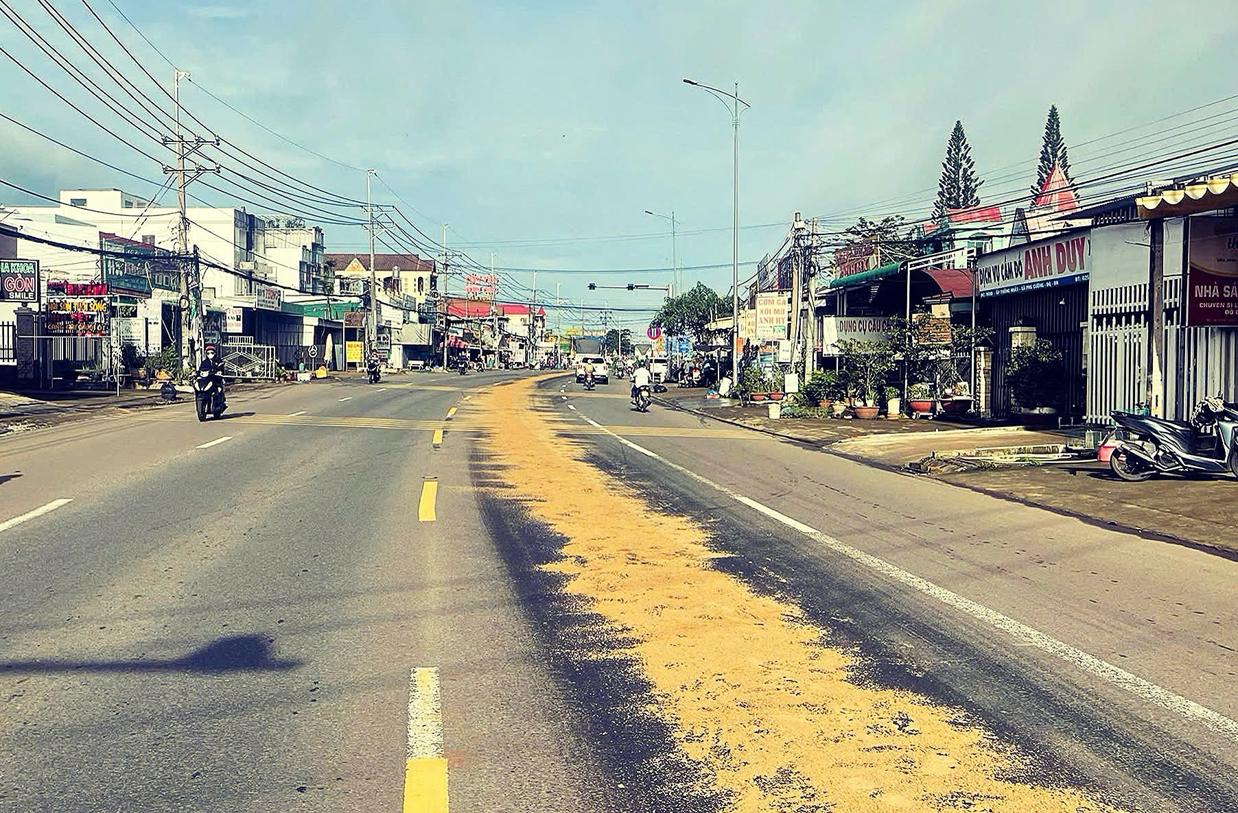 CSGT Đồng Nai kịp thời xử l&yacute; vệt nhớt loang trơn trượt tr&ecirc;n quốc lộ 20- Ảnh 1.