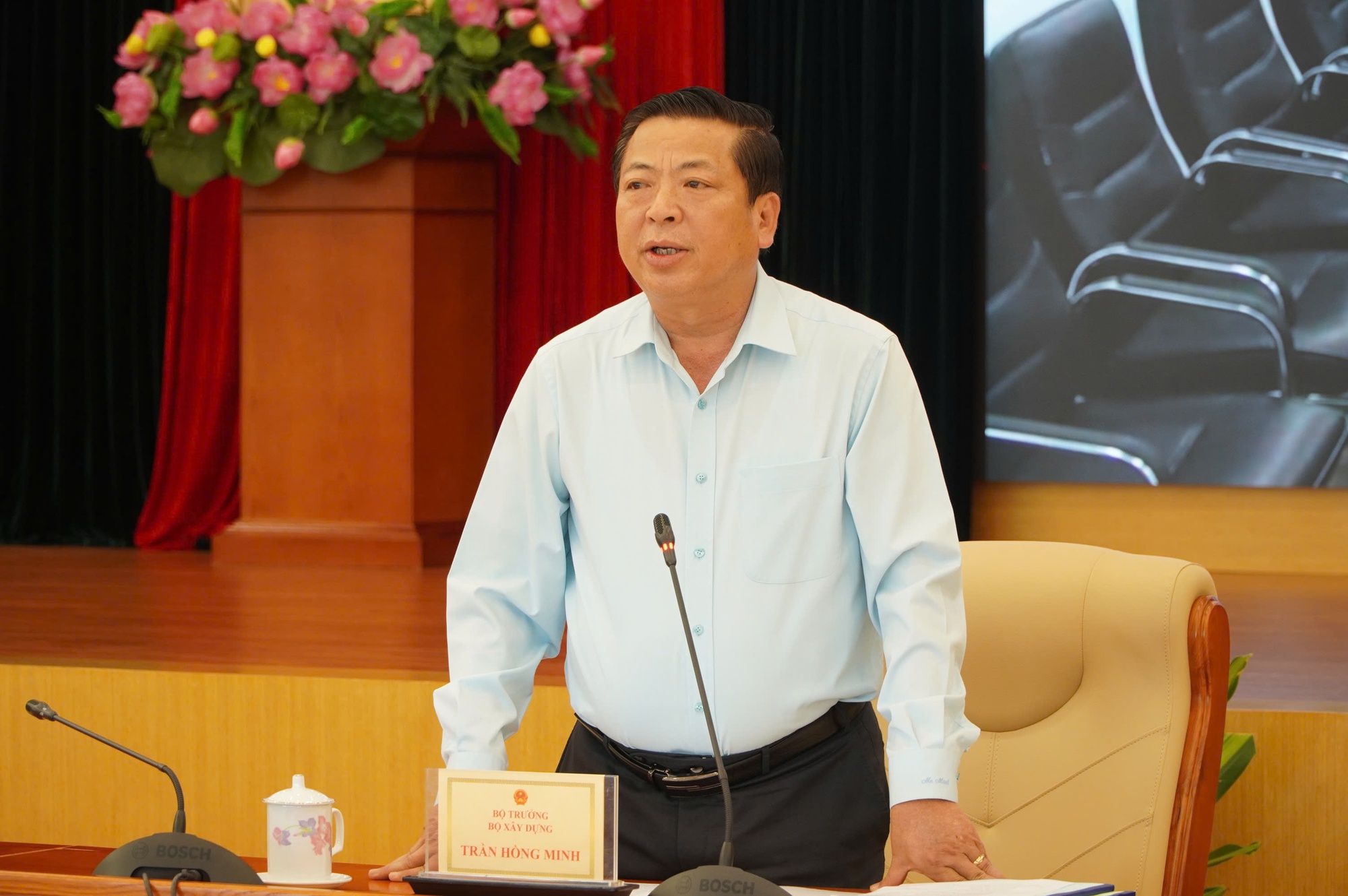 Bộ trưởng Bộ X&acirc;y dựng Trần Hồng Minh chủ tr&igrave; cuộc họp về ho&agrave;n thiện hệ thống ti&ecirc;u chuẩn, quy chuẩn v&agrave; hệ thống định mức, đơn gi&aacute;, chỉ số gi&aacute; x&acirc;y dựng.