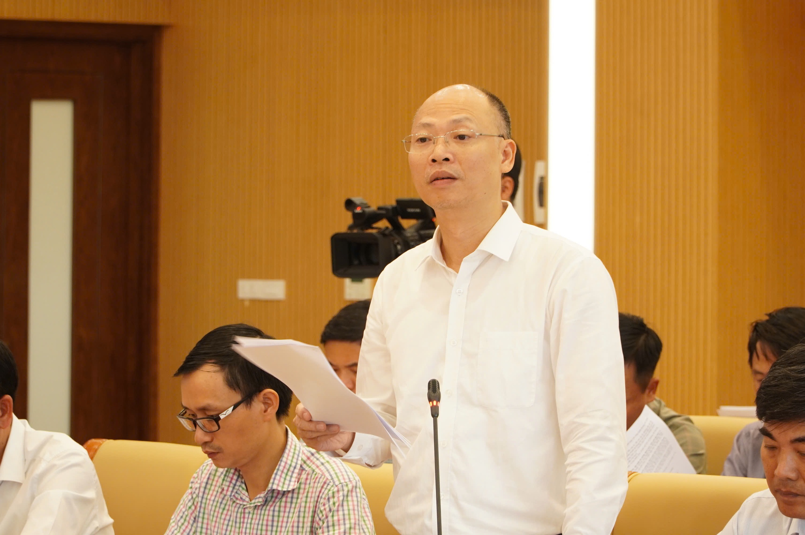 Vụ trưởng Vụ Khoa học c&ocirc;ng nghệ m&ocirc;i trường v&agrave; vật liệu x&acirc;y dựng L&ecirc; Trung Th&agrave;nh b&aacute;o c&aacute;o về hệ thống quy chuẩn, ti&ecirc;u chuẩn ng&agrave;nh X&acirc;y dựng.