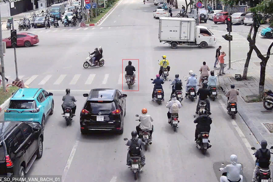 Camera AI tại một n&uacute;t giao ở H&agrave; Nội ph&aacute;t hiện hơn 1.400 &ocirc; t&ocirc;, xe m&aacute;y vượt đ&egrave;n đỏ- Ảnh 2.