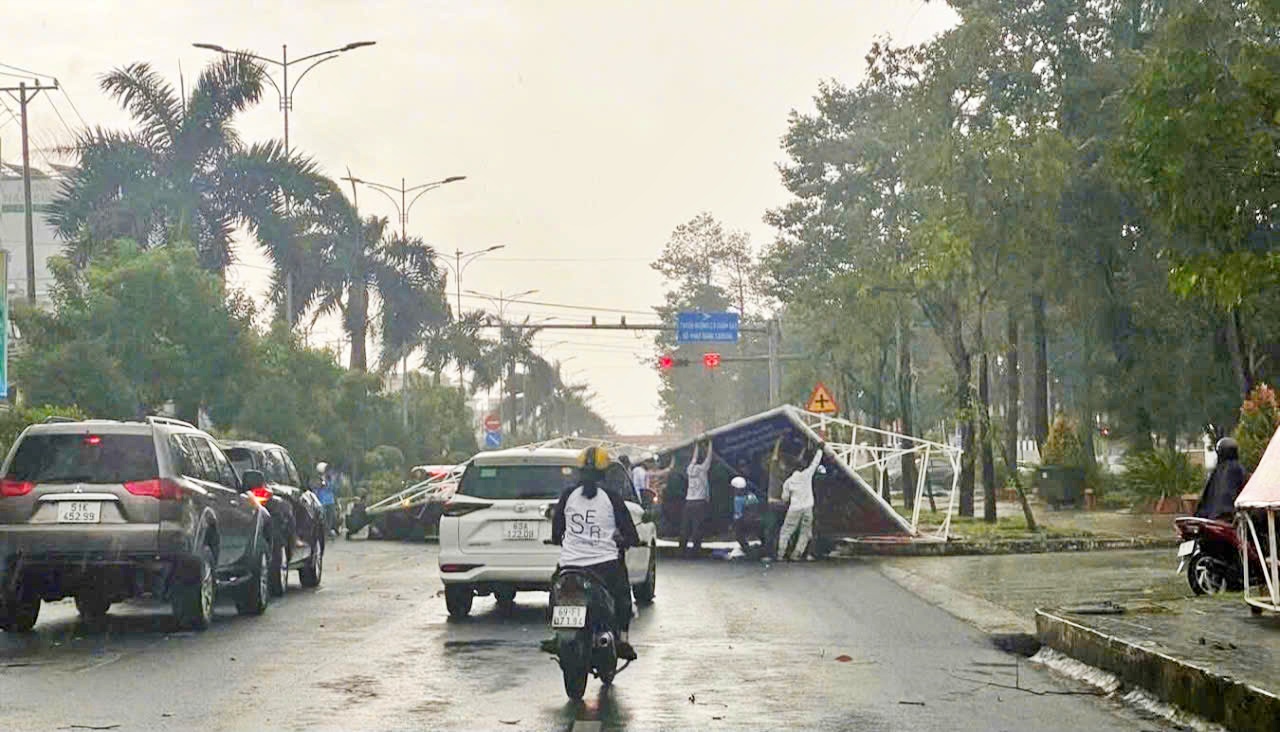 Tấm pano d&agrave;i hơn chục m&eacute;t bị gi&oacute; cuốn bay đ&egrave; l&ecirc;n người đi đường ở C&agrave; Mau- Ảnh 1.