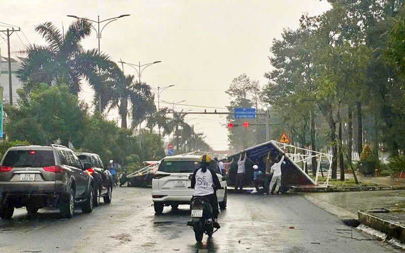 Tấm pano bị gi&oacute; cuốn sập đ&egrave; l&ecirc;n người đi đường.