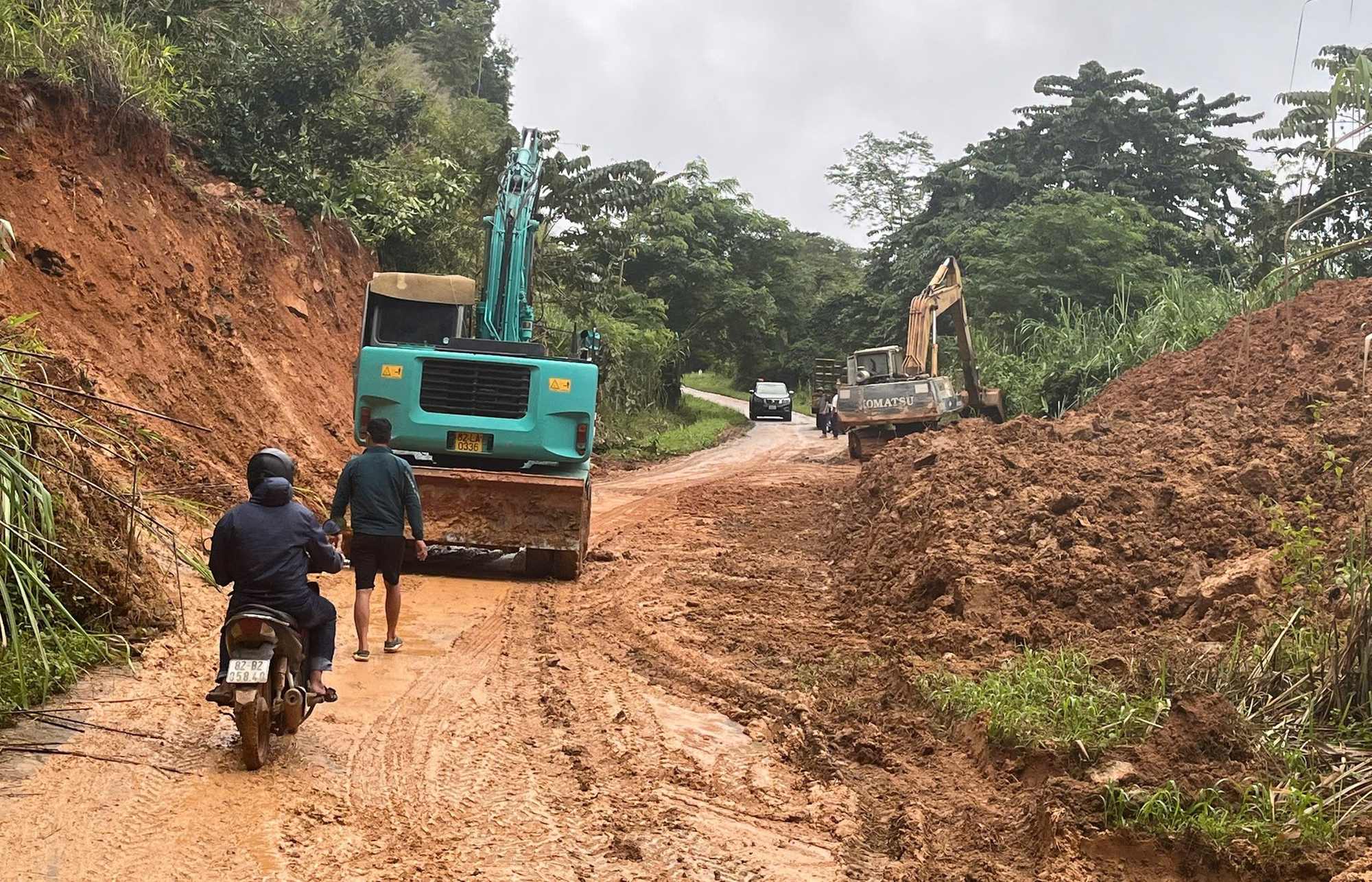 Quảng Ngãi: Hót dọn hàng nghìn mét khối bùn đất, thông xe đường về xã biên giới- Ảnh 2. Quảng Ngãi: Hót dọn hàng nghìn mét khối bùn đất, thông xe đường về xã biên giới- Ảnh 2.