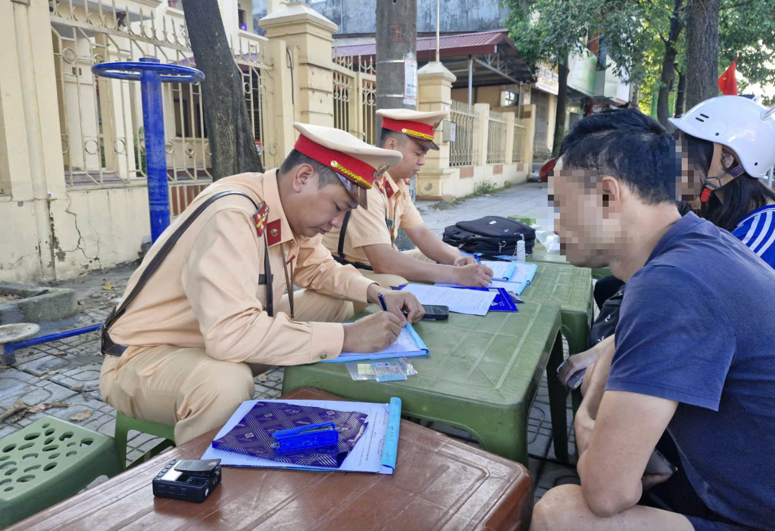 Chưa đủ tuổi ngang nhi&ecirc;n điều khiển xe m&aacute;y: Phụ huynh kh&ocirc;ng thể v&ocirc; can- Ảnh 2.