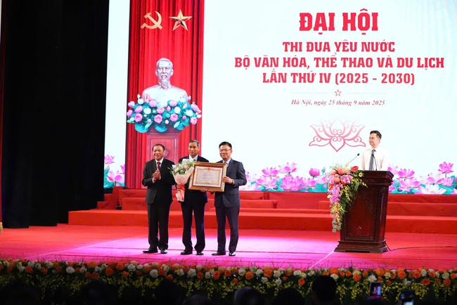 HLV Mai Đức Chung được phong tặng danh hiệu Anh h&ugrave;ng Lao động- Ảnh 1.
