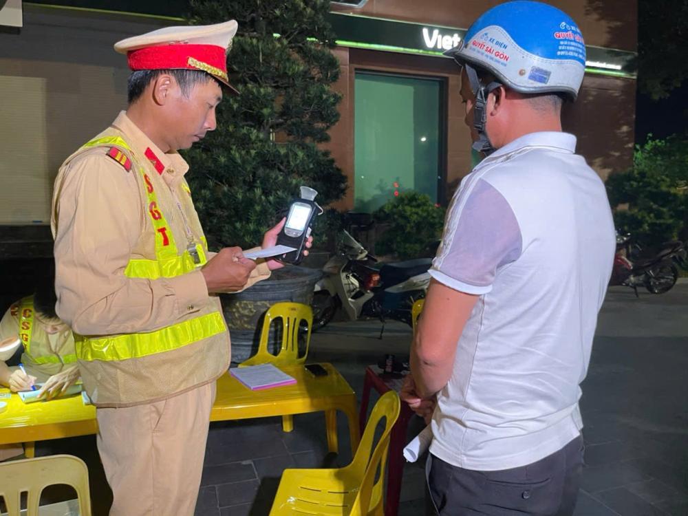 CSGT H&agrave; Tĩnh l&yacute; giải nguy&ecirc;n nh&acirc;n "ma men" bị xử l&yacute; tăng 246 trường hợp so với th&aacute;ng trước- Ảnh 1.