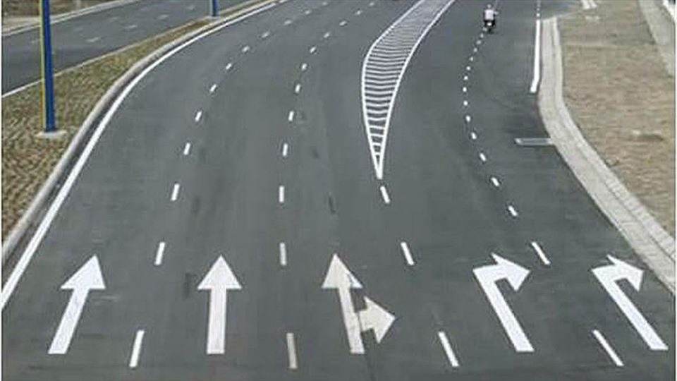 Sở X&acirc;y dựng TP.HCM: Biển b&aacute;o, vạch kẻ đường kh&ocirc;ng bị xuống cấp- Ảnh 1.