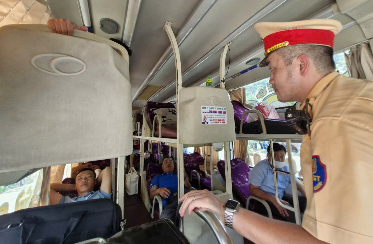 Liên tục vi phạm ATGT, hàng loạt tài xế ở Lạng Sơn bị trừ hết điểm GPLX- Ảnh 3. Liên tục vi phạm ATGT, hàng loạt tài xế ở Lạng Sơn bị trừ hết điểm GPLX- Ảnh 3.