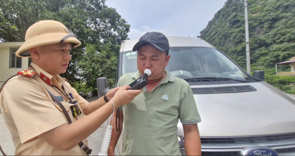 Liên tục vi phạm ATGT, hàng loạt tài xế ở Lạng Sơn bị trừ hết điểm GPLX- Ảnh 1. Liên tục vi phạm ATGT, hàng loạt tài xế ở Lạng Sơn bị trừ hết điểm GPLX- Ảnh 1.