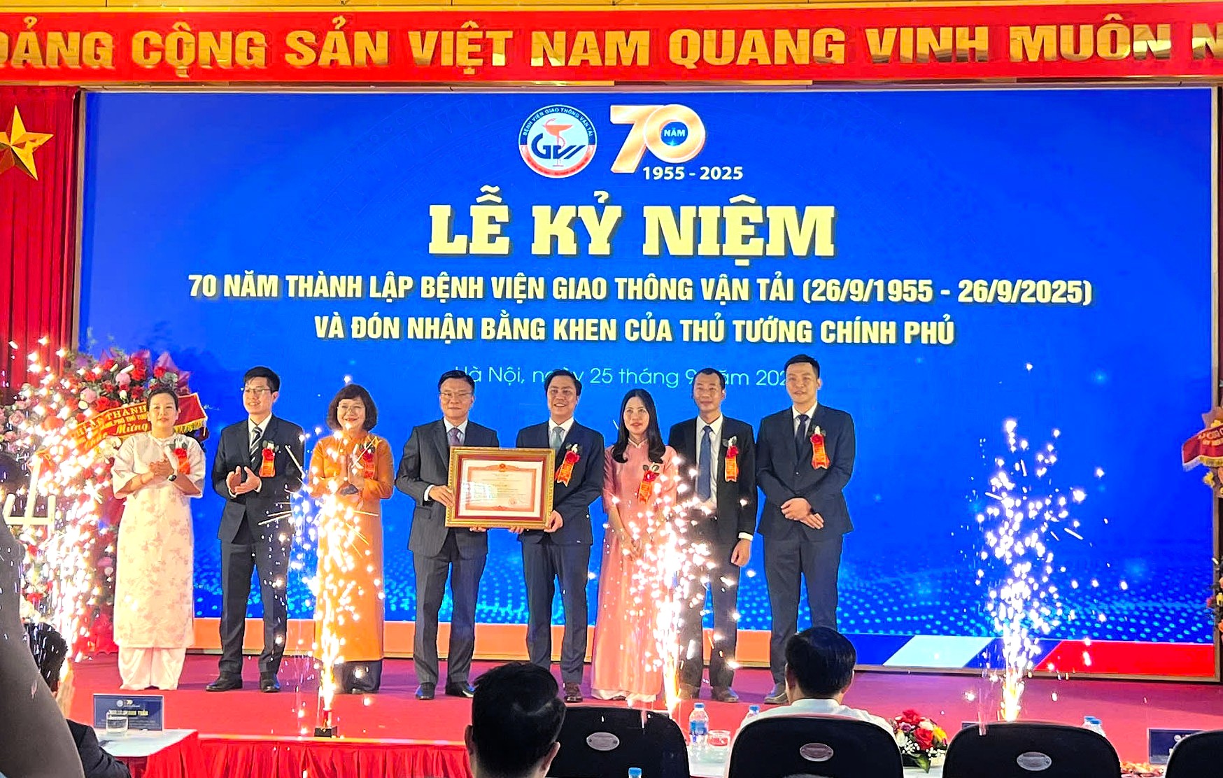 Bệnh viện Giao th&ocirc;ng vận tải đ&oacute;n nhận Bằng khen của Thủ tướng Ch&iacute;nh phủ- Ảnh 1.