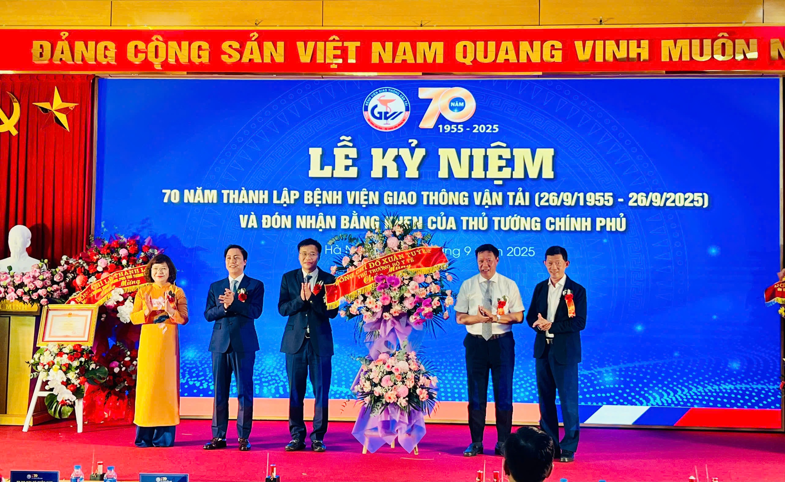 Bệnh viện Giao th&ocirc;ng vận tải đ&oacute;n nhận Bằng khen của Thủ tướng Ch&iacute;nh phủ- Ảnh 2.
