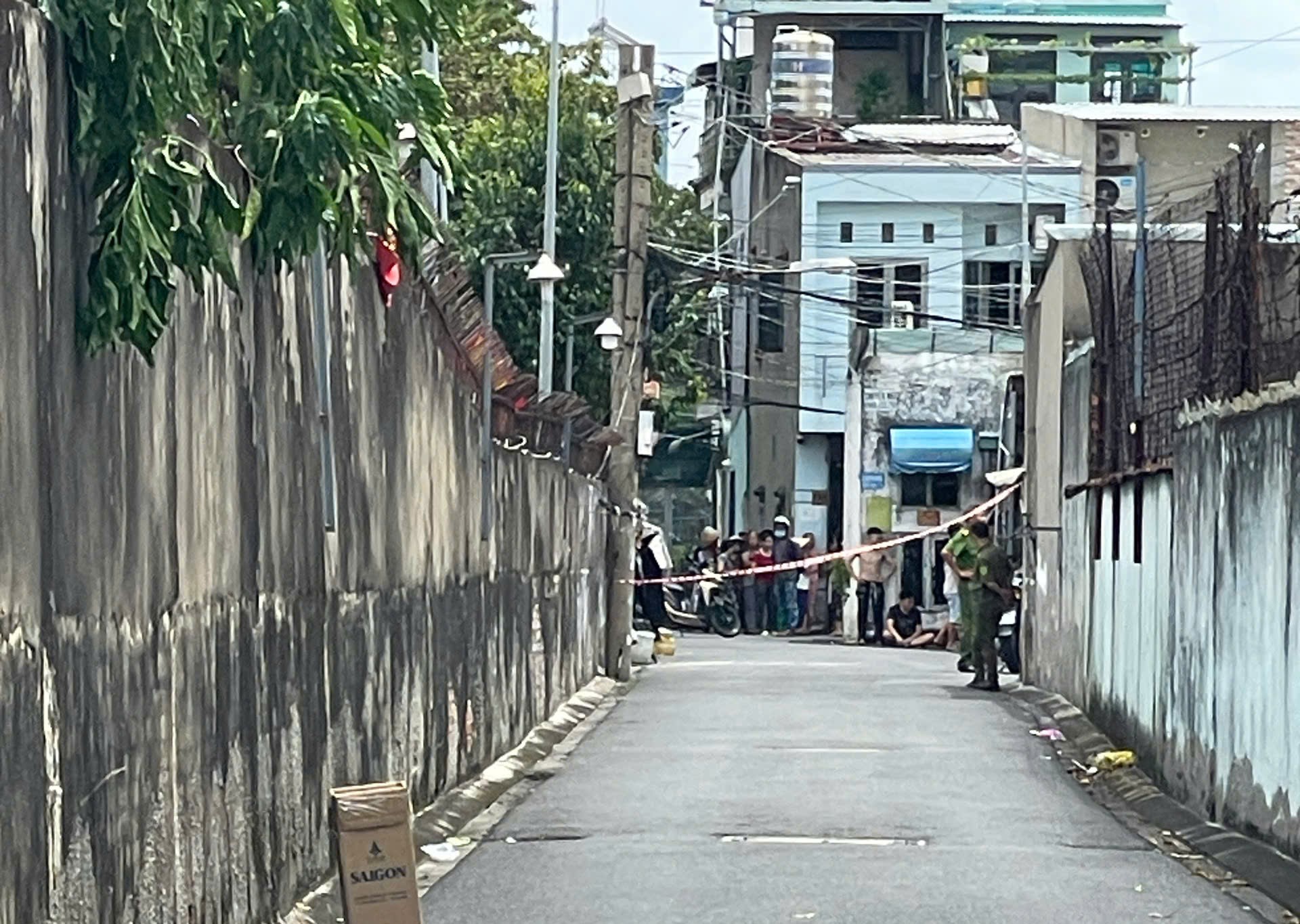 Thi thể b&eacute; trai sơ sinh bị bỏ trong con hẻm ở TP.HCM- Ảnh 1.