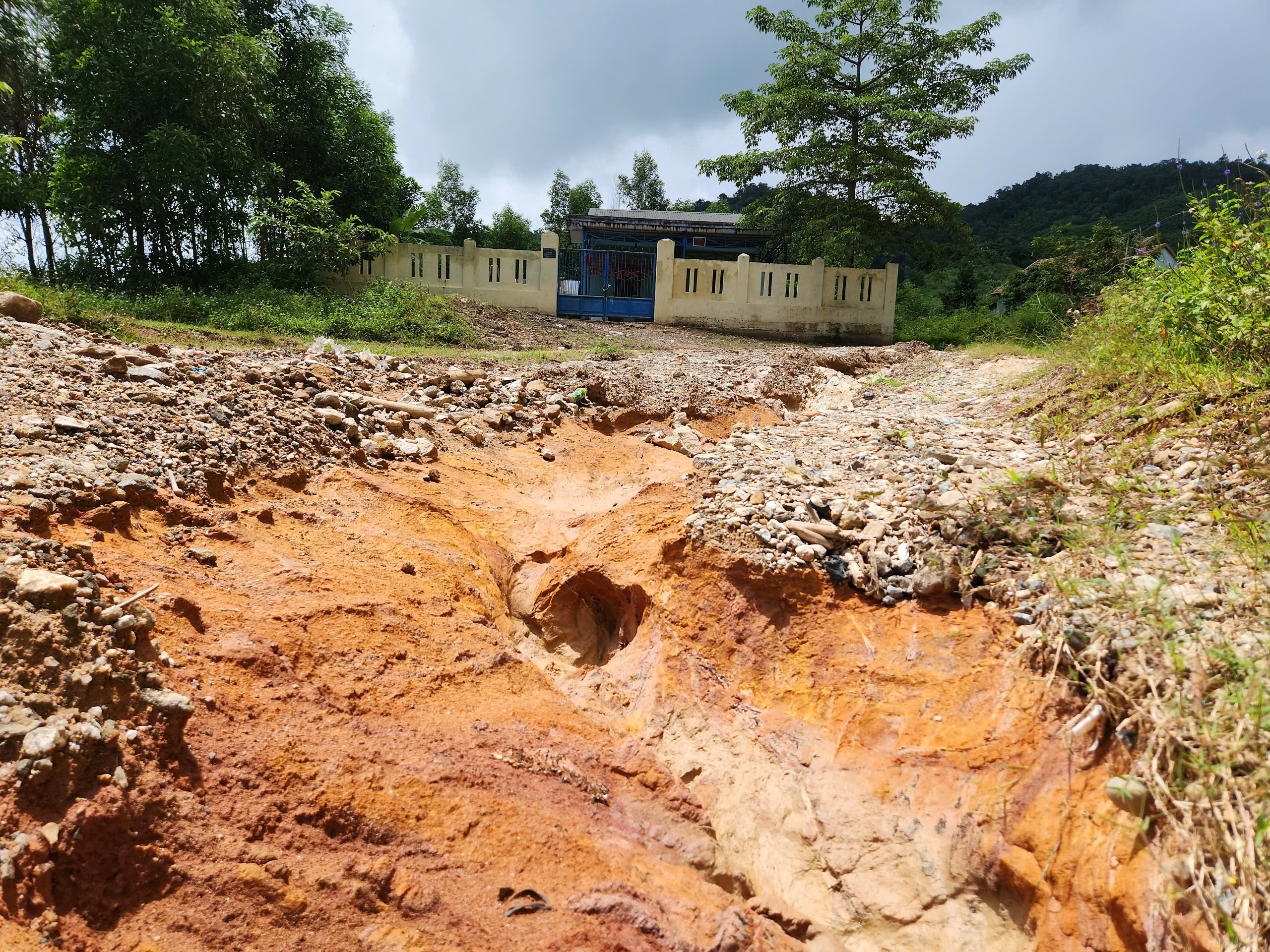 Quảng Ngãi: Đường sụp thành vực sâu, hàng trăm hộ dân bị chia cắt- Ảnh 1. Quảng Ngãi: Đường sụp thành vực sâu, hàng trăm hộ dân bị chia cắt- Ảnh 1.