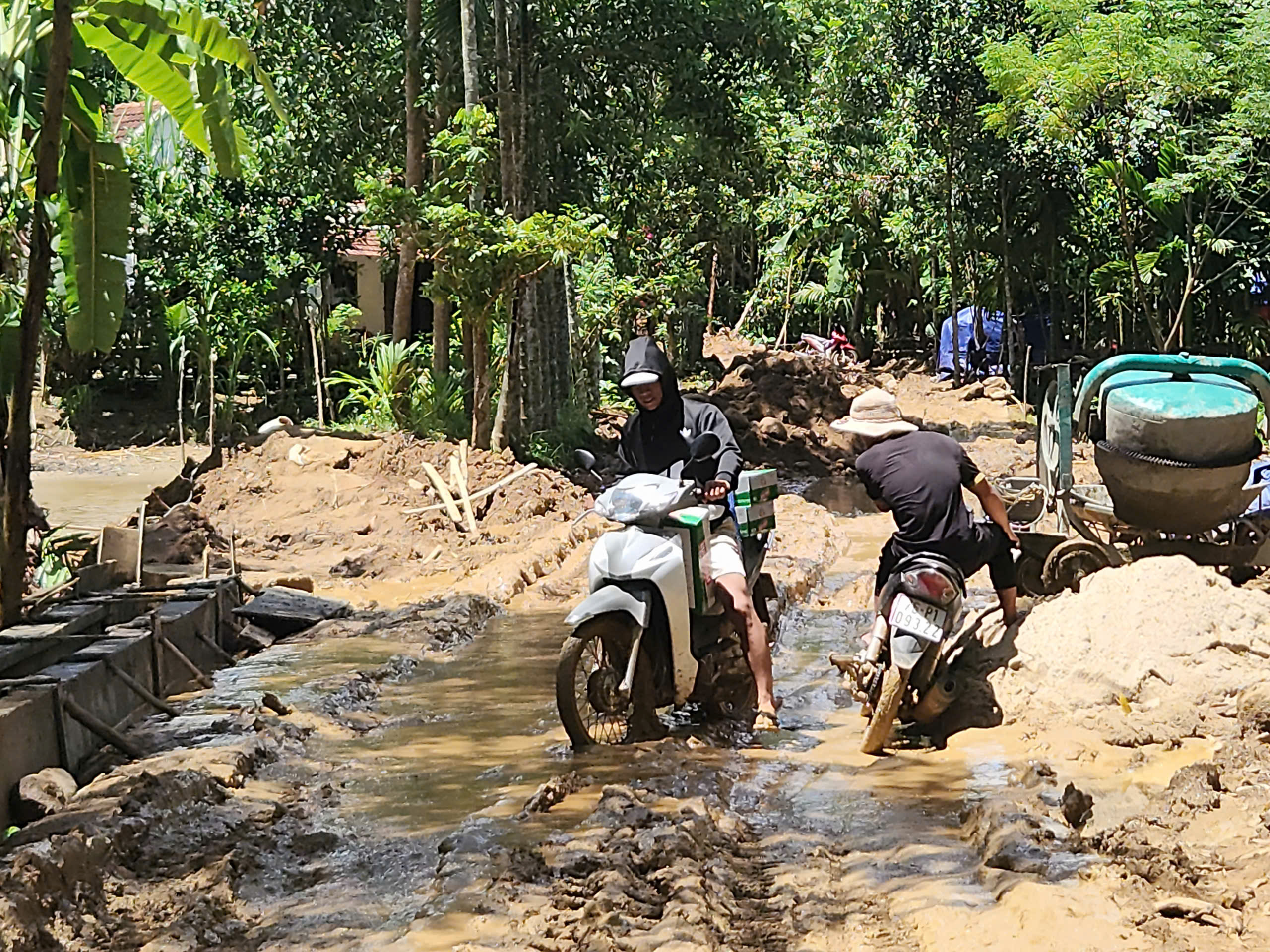 Chật vật đi lại, người d&acirc;n v&ugrave;ng s&acirc;u ở Quảng Ng&atilde;i mong sớm n&acirc;ng cấp hạ tầng giao th&ocirc;ng- Ảnh 17.