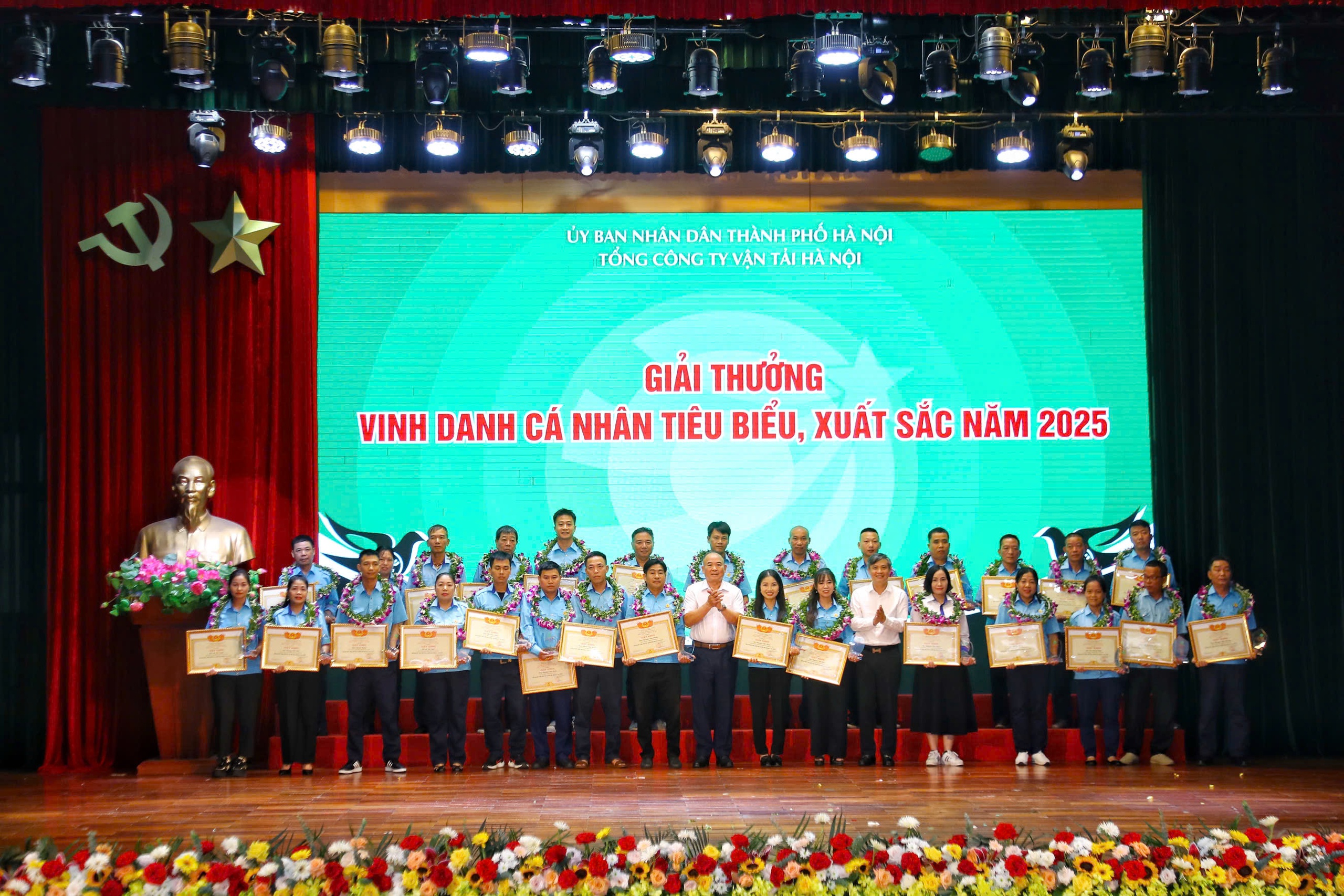 Hơn 291 nghìn lượt xe an toàn: Dấu ấn thi đua cao điểm của Transerco- Ảnh 2. Hơn 291 nghìn lượt xe an toàn: Dấu ấn thi đua cao điểm của Transerco- Ảnh 2.