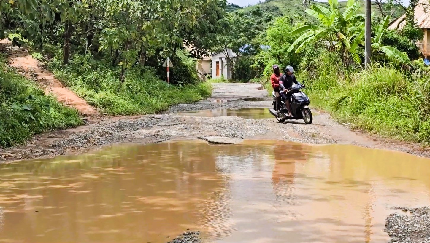 Cận cảnh tuyến đường li&ecirc;n x&atilde; ở Quảng Trị xuống cấp hư hỏng, h&agrave;ng loạt &ldquo;ổ voi&rdquo;- Ảnh 1.