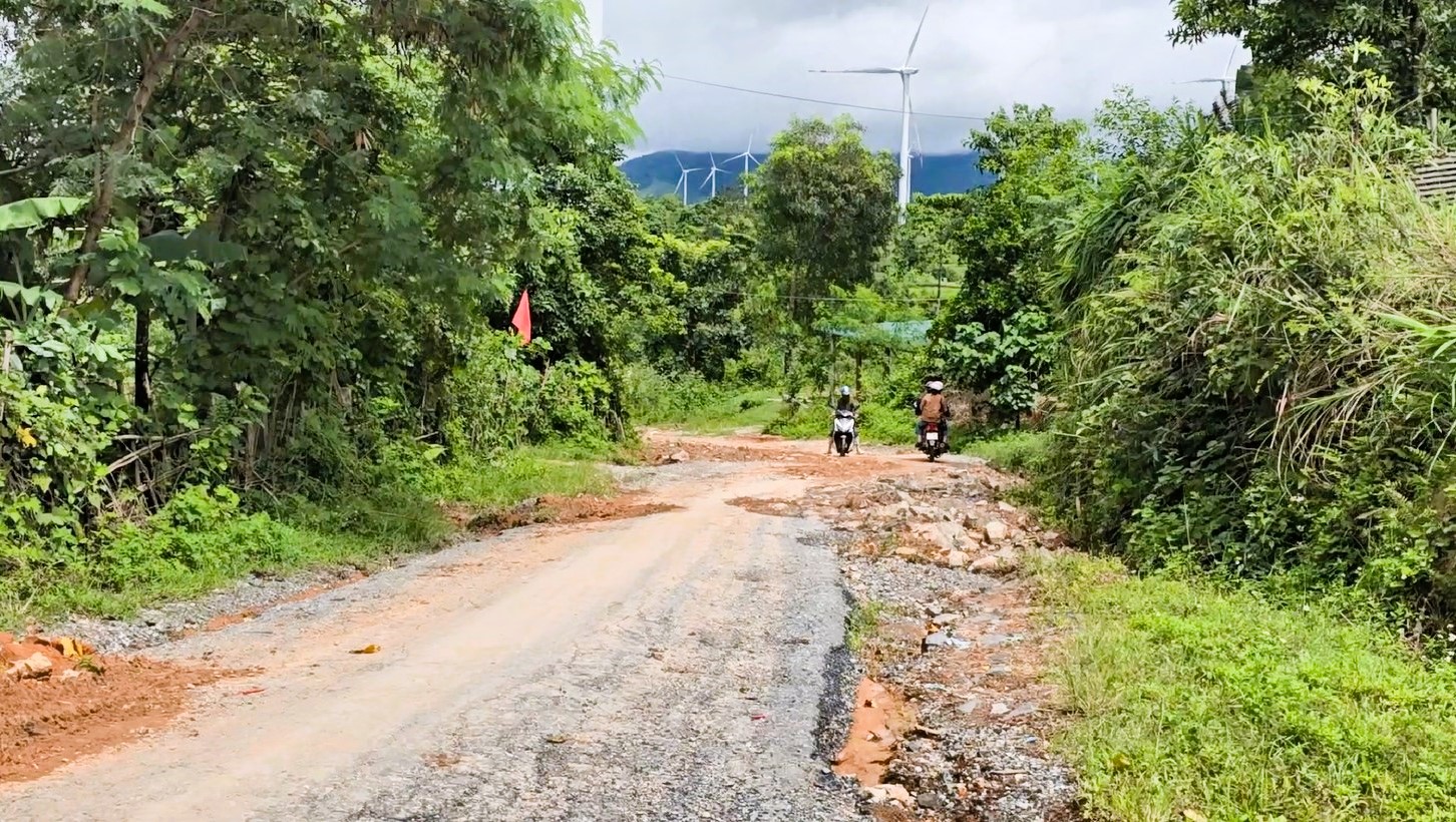 Cận cảnh tuyến đường li&ecirc;n x&atilde; ở Quảng Trị xuống cấp hư hỏng, h&agrave;ng loạt &ldquo;ổ voi&rdquo;- Ảnh 10.
