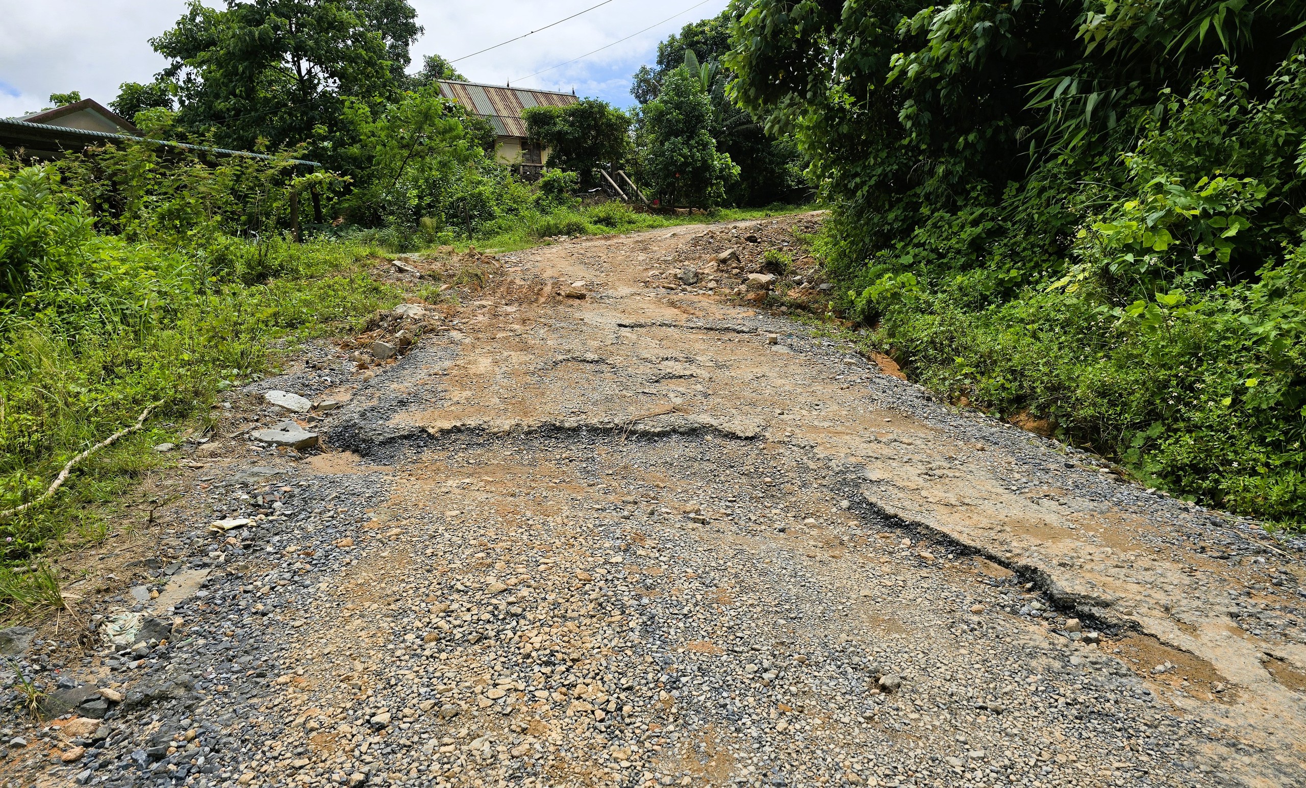 Cận cảnh tuyến đường li&ecirc;n x&atilde; ở Quảng Trị xuống cấp hư hỏng, h&agrave;ng loạt &ldquo;ổ voi&rdquo;- Ảnh 11.