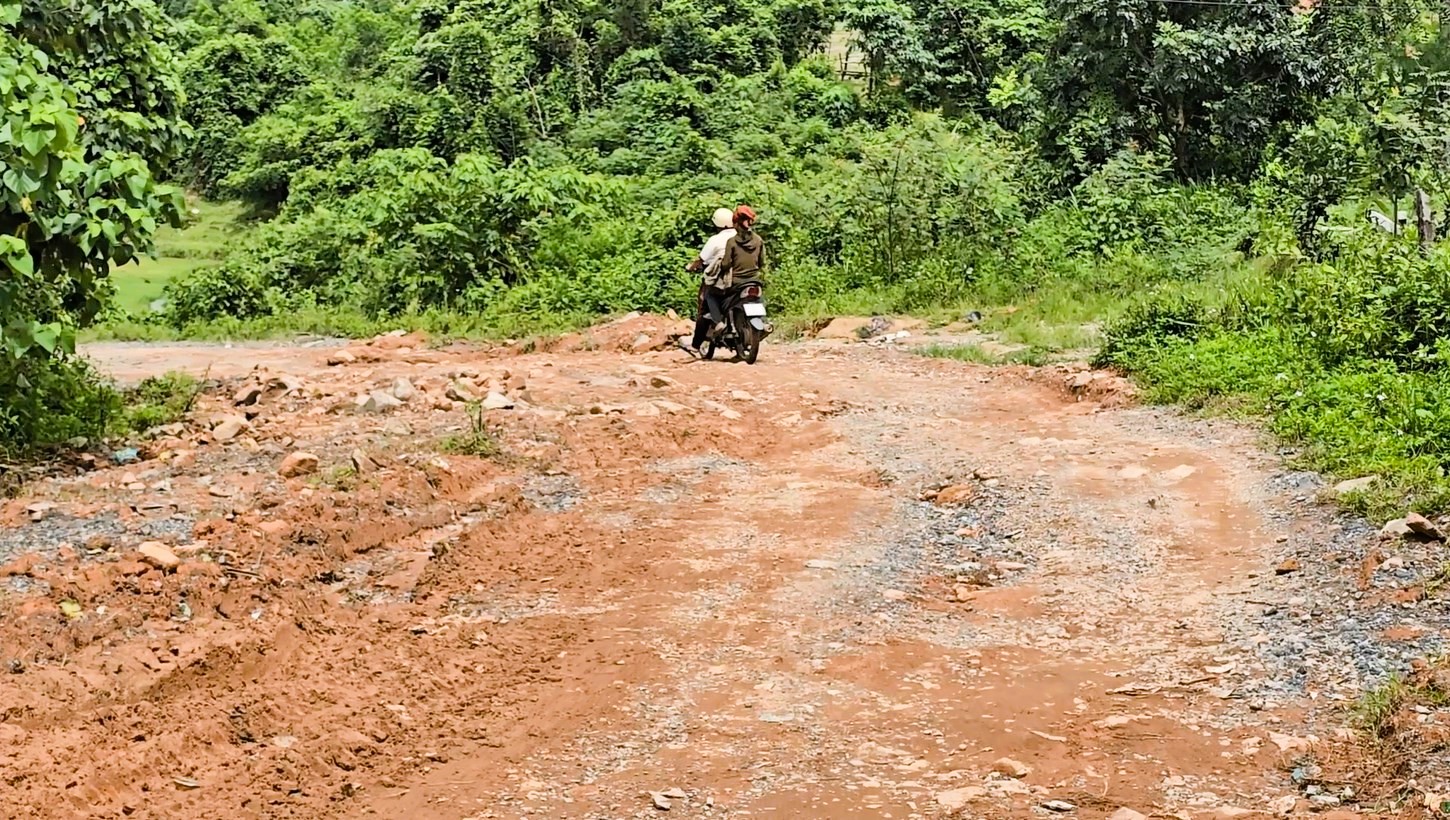 Cận cảnh tuyến đường li&ecirc;n x&atilde; ở Quảng Trị xuống cấp hư hỏng, h&agrave;ng loạt &ldquo;ổ voi&rdquo;- Ảnh 13.