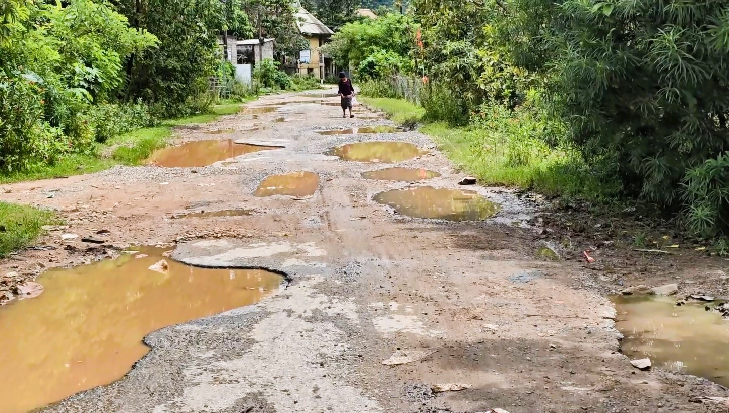 Cận cảnh tuyến đường li&ecirc;n x&atilde; ở Quảng Trị xuống cấp hư hỏng, h&agrave;ng loạt &ldquo;ổ voi&rdquo;- Ảnh 14.