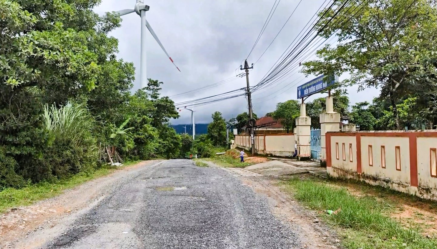 Cận cảnh tuyến đường li&ecirc;n x&atilde; ở Quảng Trị xuống cấp hư hỏng, h&agrave;ng loạt &ldquo;ổ voi&rdquo;- Ảnh 15.