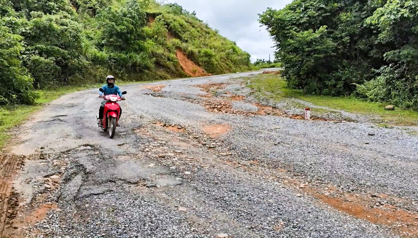 Cận cảnh tuyến đường li&ecirc;n x&atilde; ở Quảng Trị xuống cấp hư hỏng, h&agrave;ng loạt &ldquo;ổ voi&rdquo;- Ảnh 2.